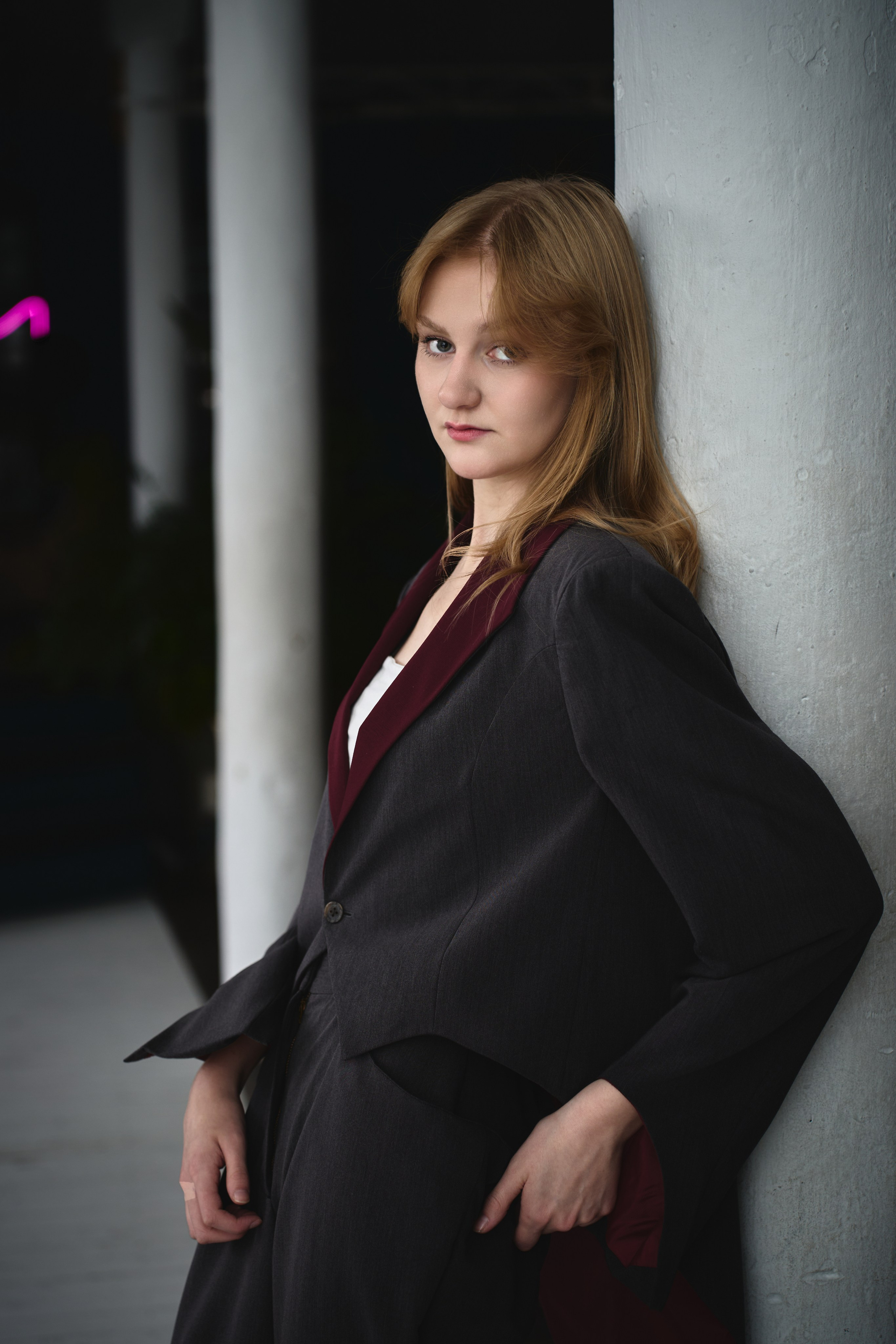 Деловой женский портрет в строгом костюме на фоне рабочего кабинета.