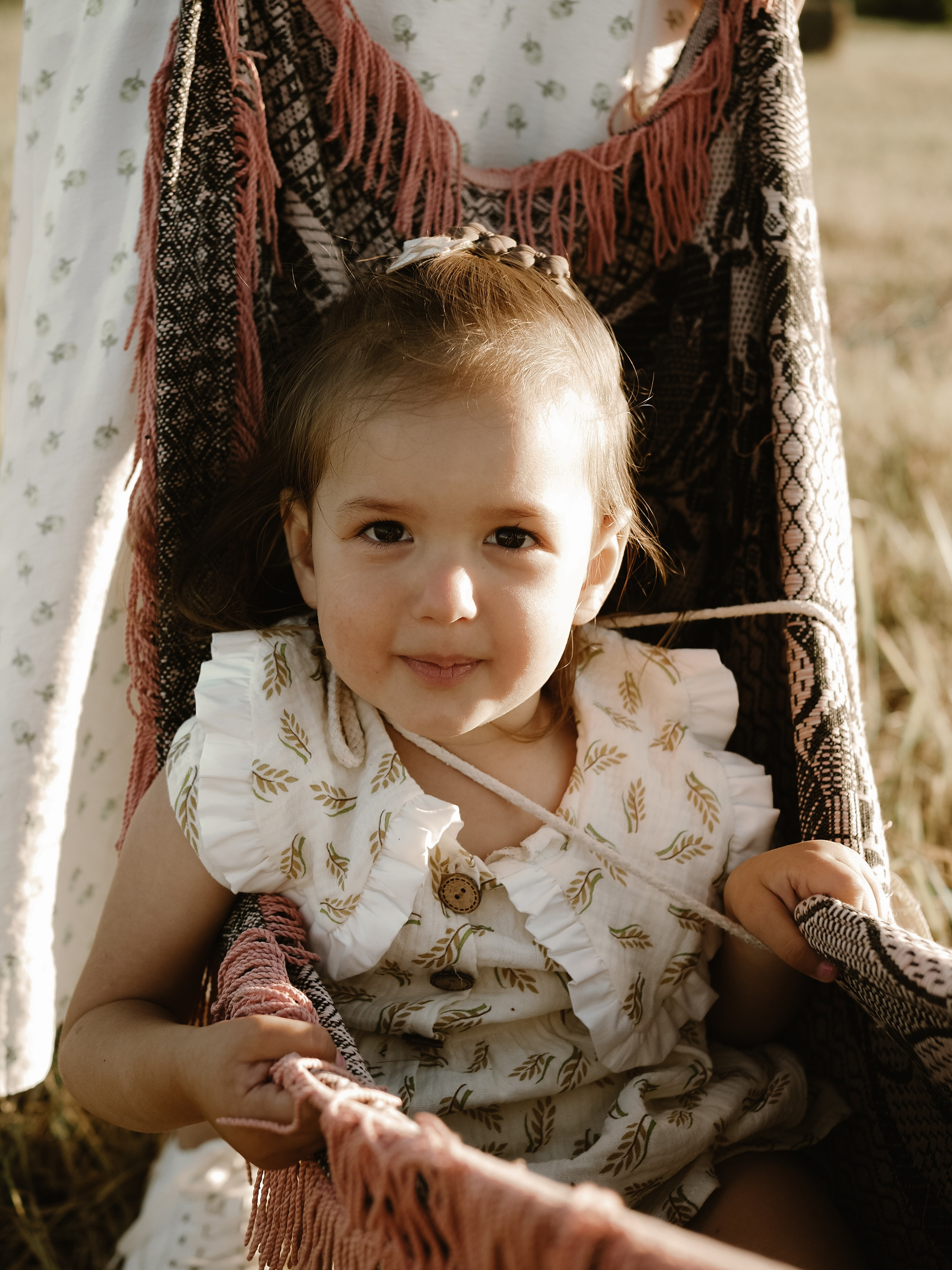 Гоняться по полю на тачке с мамой и папой. Обижаться. Смеяться. Фотограф Рязань. Семейный Свадебный фотограф