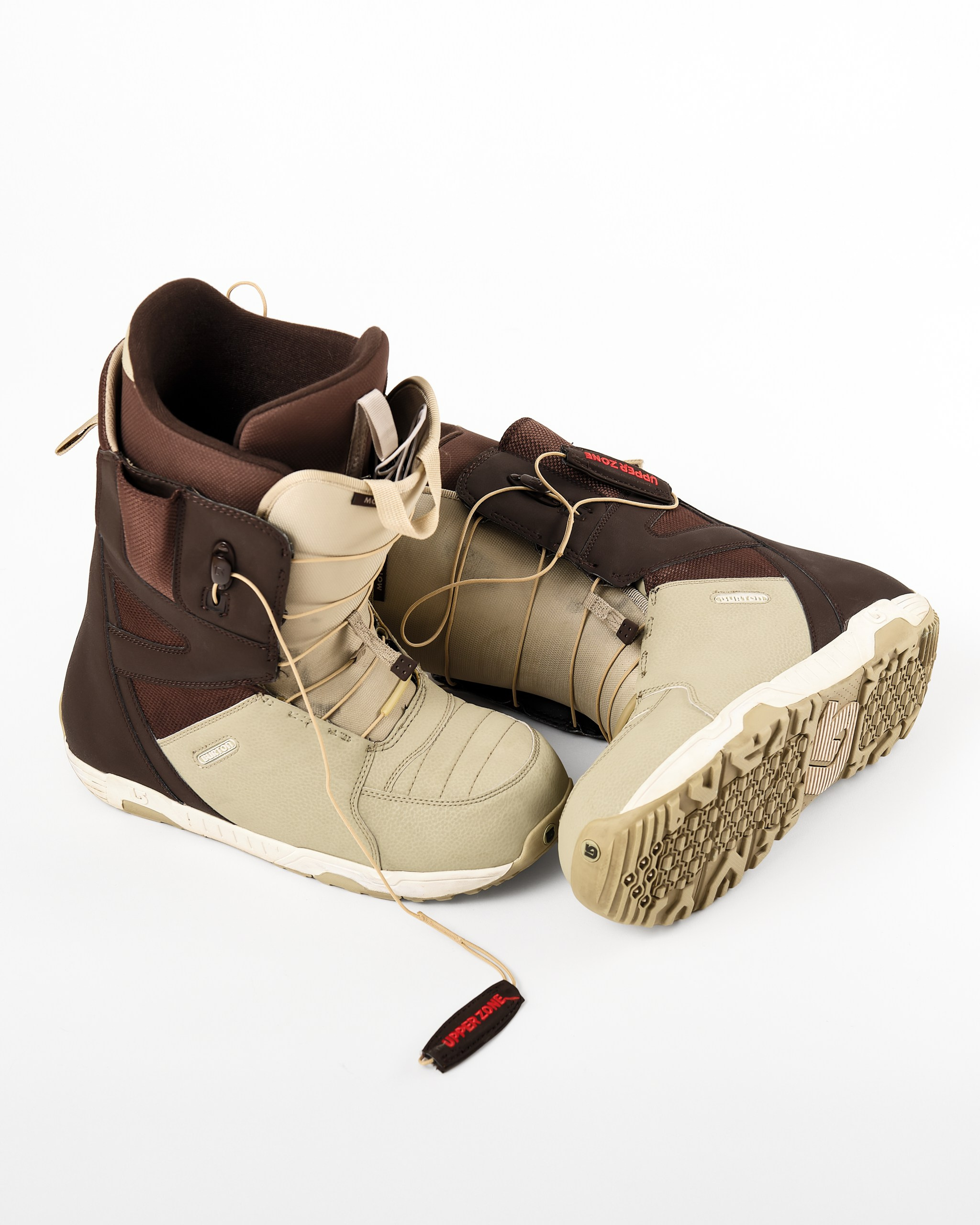 Ботинки Burton Moto Imprint 1 на светлом фоне — предметная съёмка в нейтральной светлой палитре