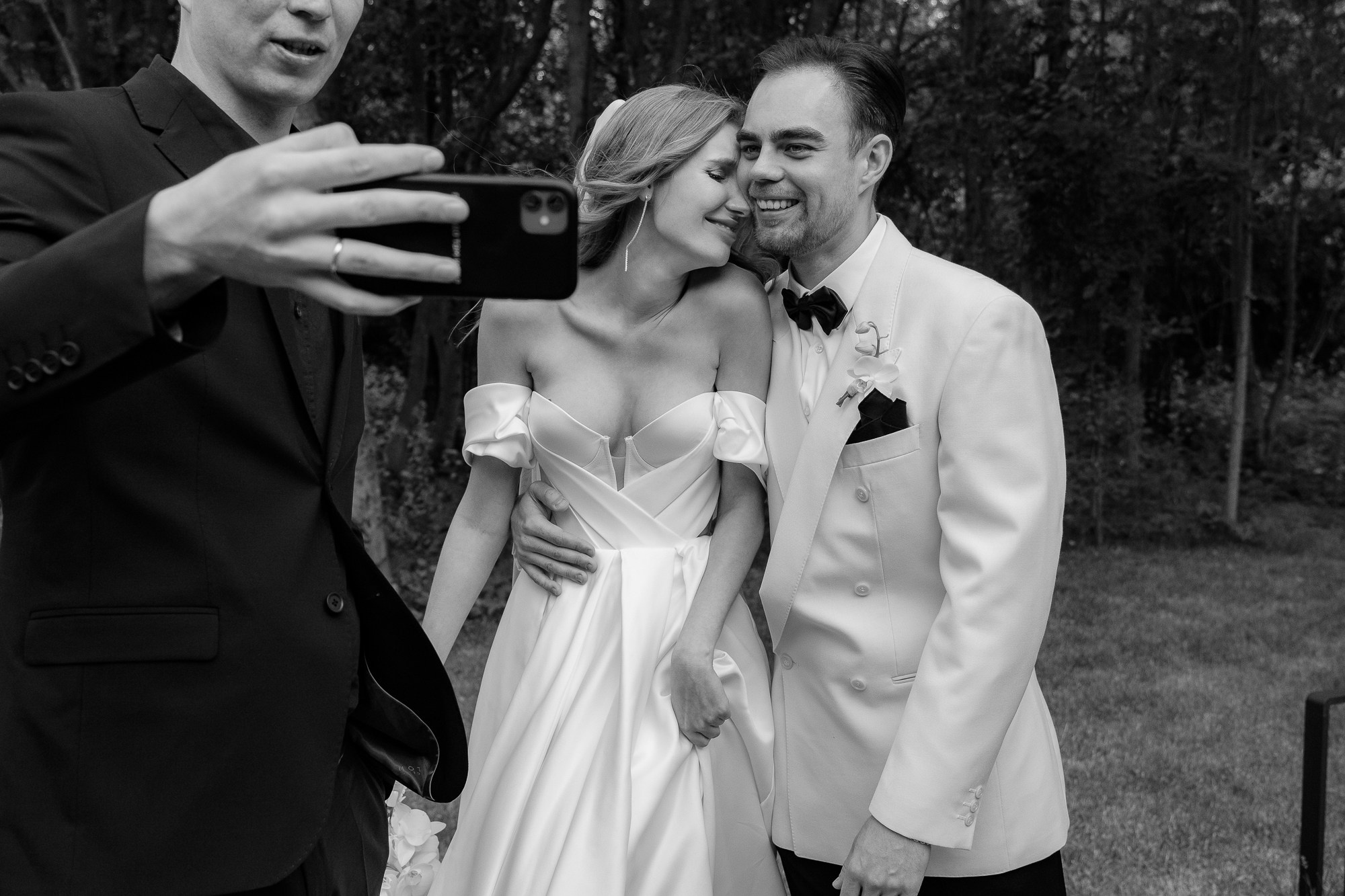 Черно-белая свадьба с вечерней церемонией под деревом. Свадебный фотограф Элли Федосеева