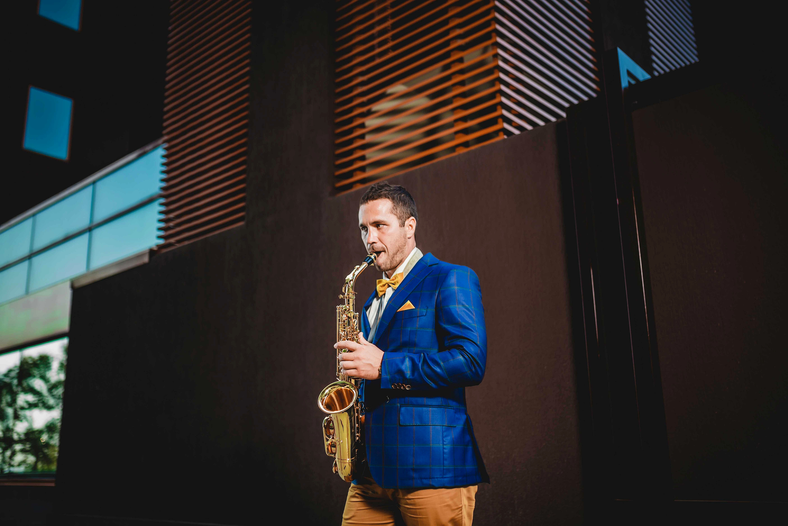 Жених играет на саксофоне