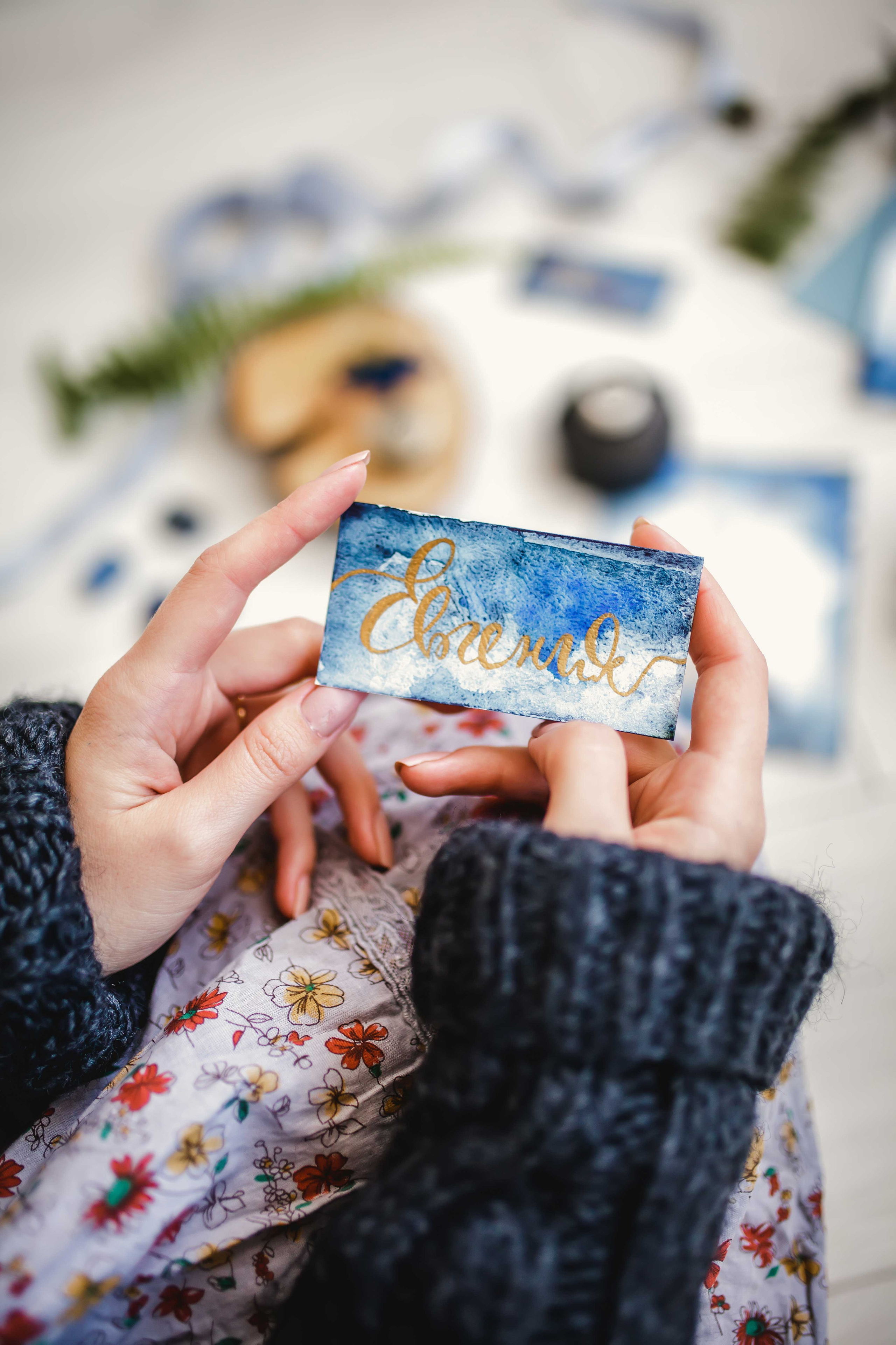 Девушка держит в руках свадебные приглашения . Акварель и леттеринг. 