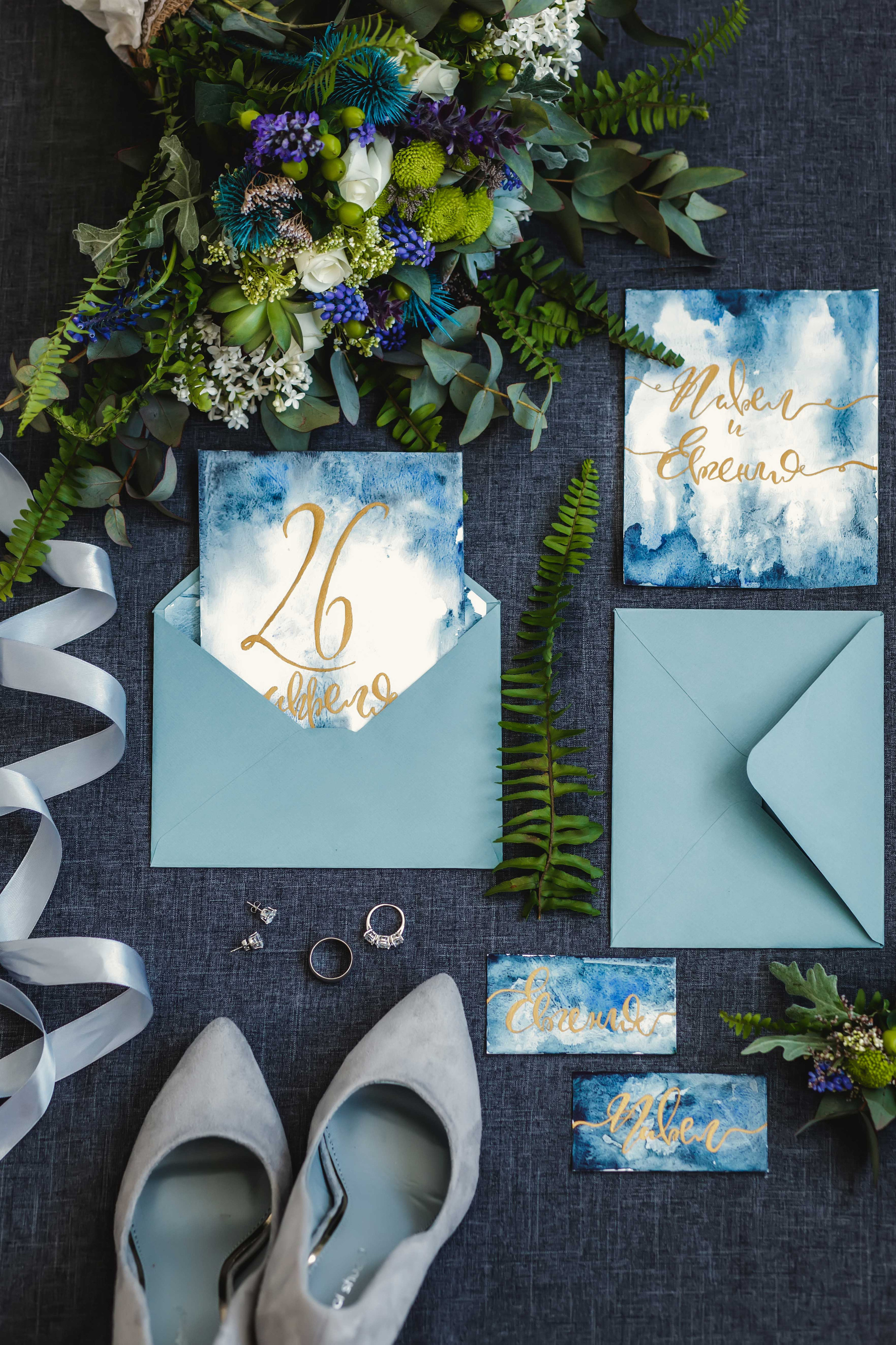 Букет невесты свадебные голубые туфли и приглашения в стиле леттеринг