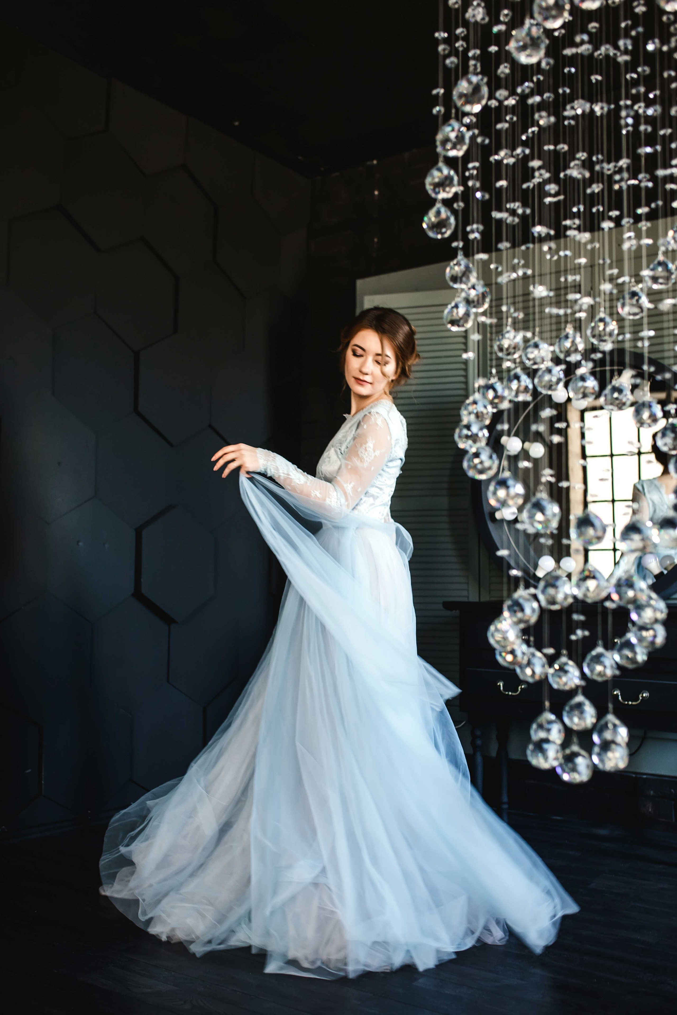 Красивая невеста в голубом свадебном платье. Утро невесты