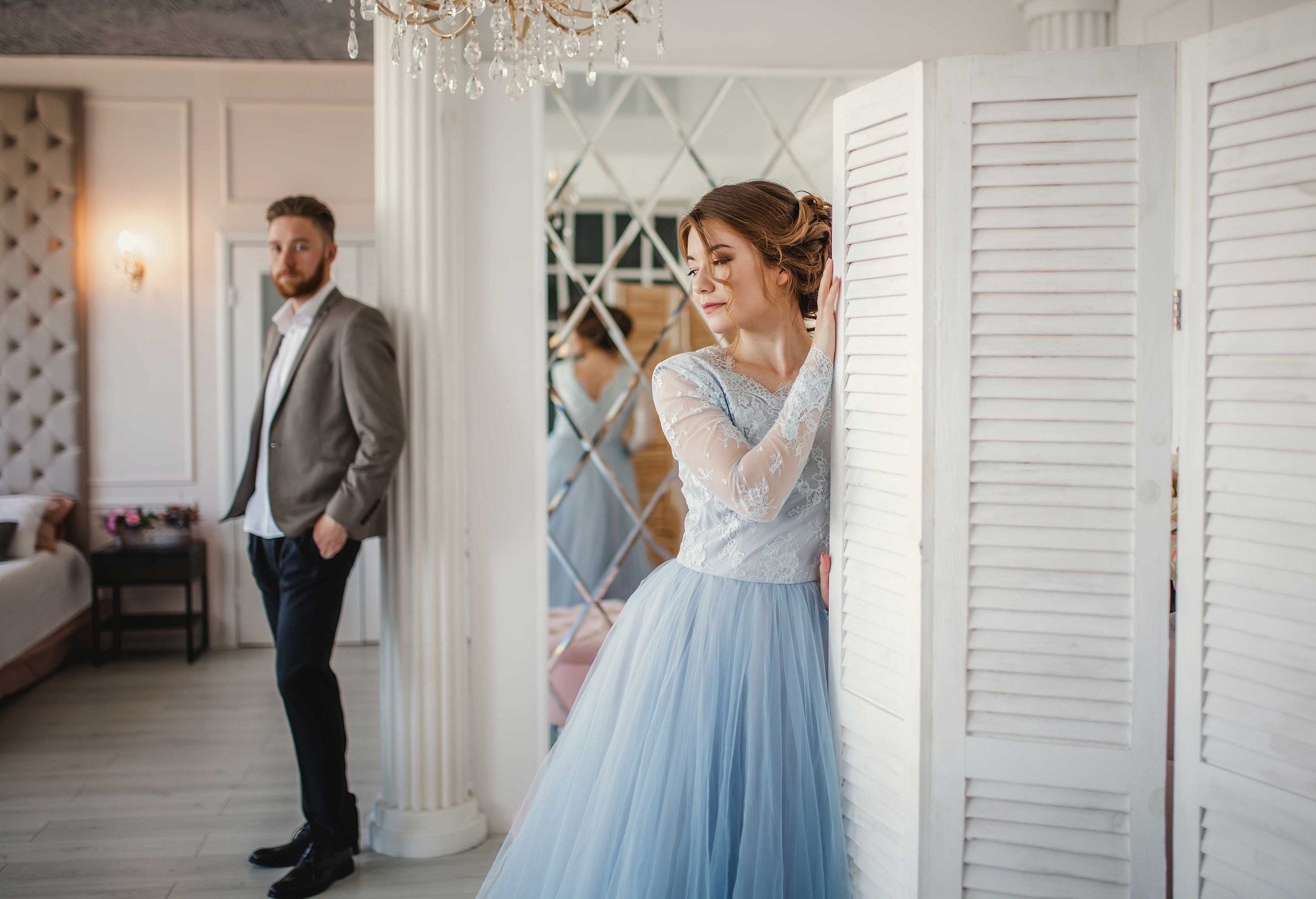 Нежная стильная невеста в голубом свадебном платье и высокий красивый жених