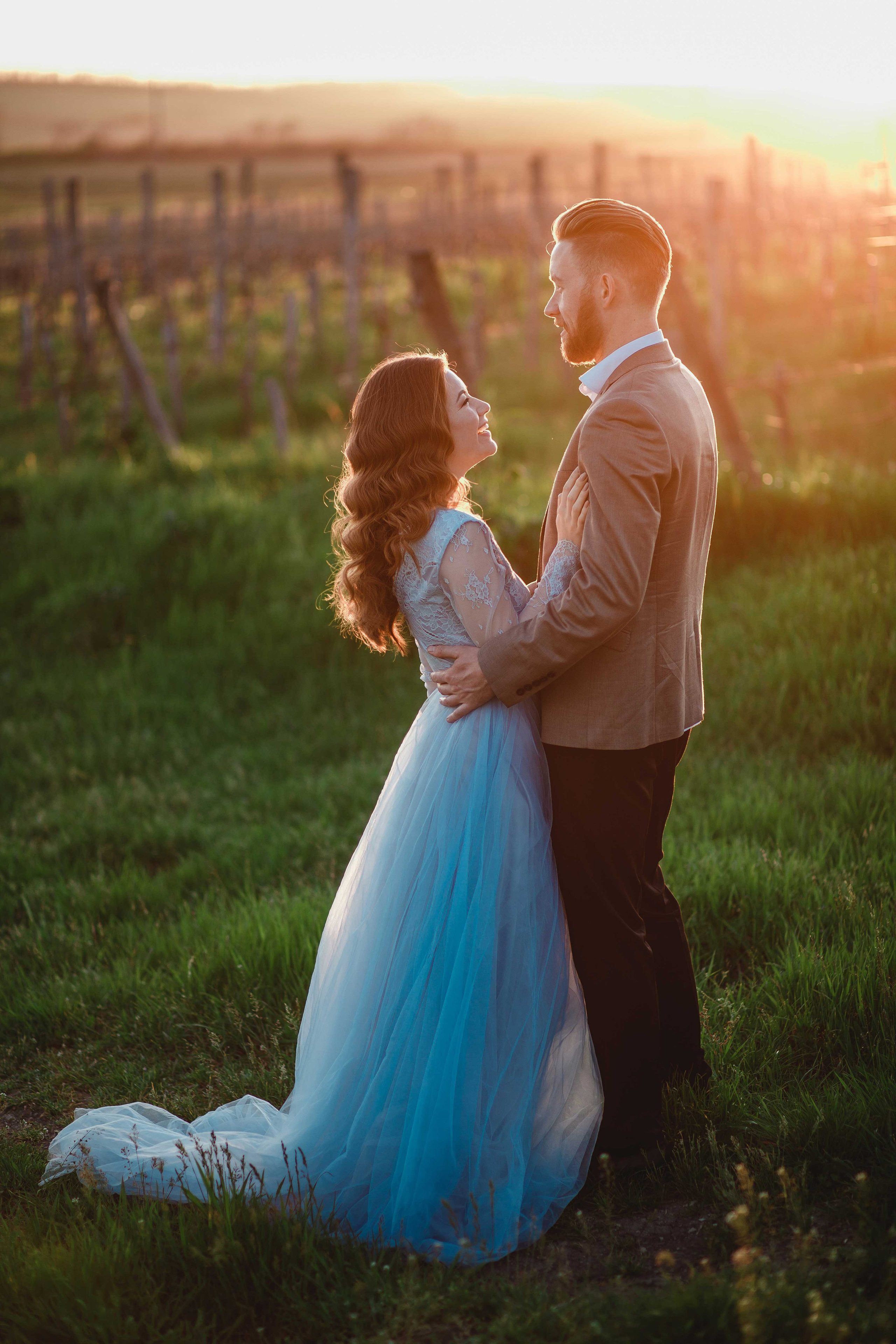 Невеста и  жених   в виноградниках