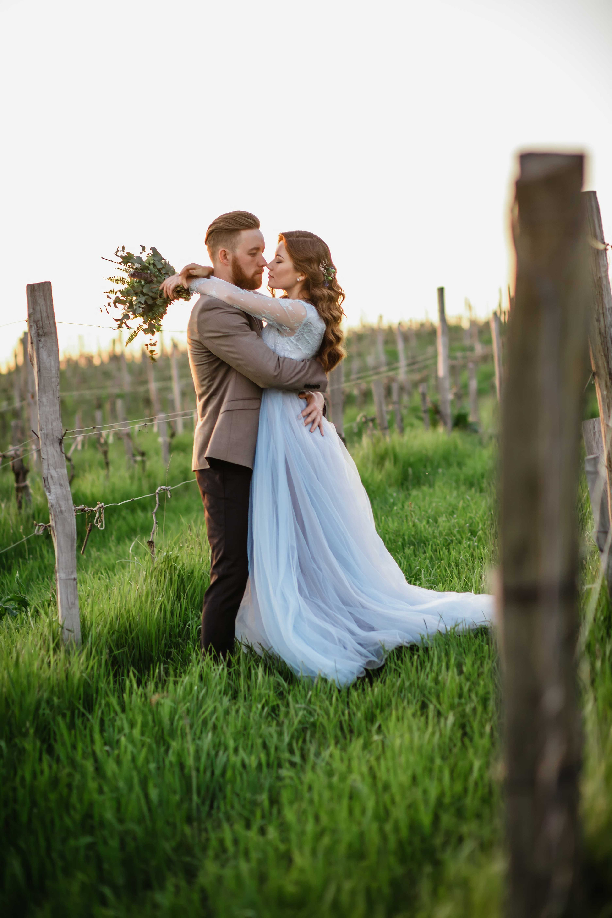 Невеста и  жених   в виноградниках