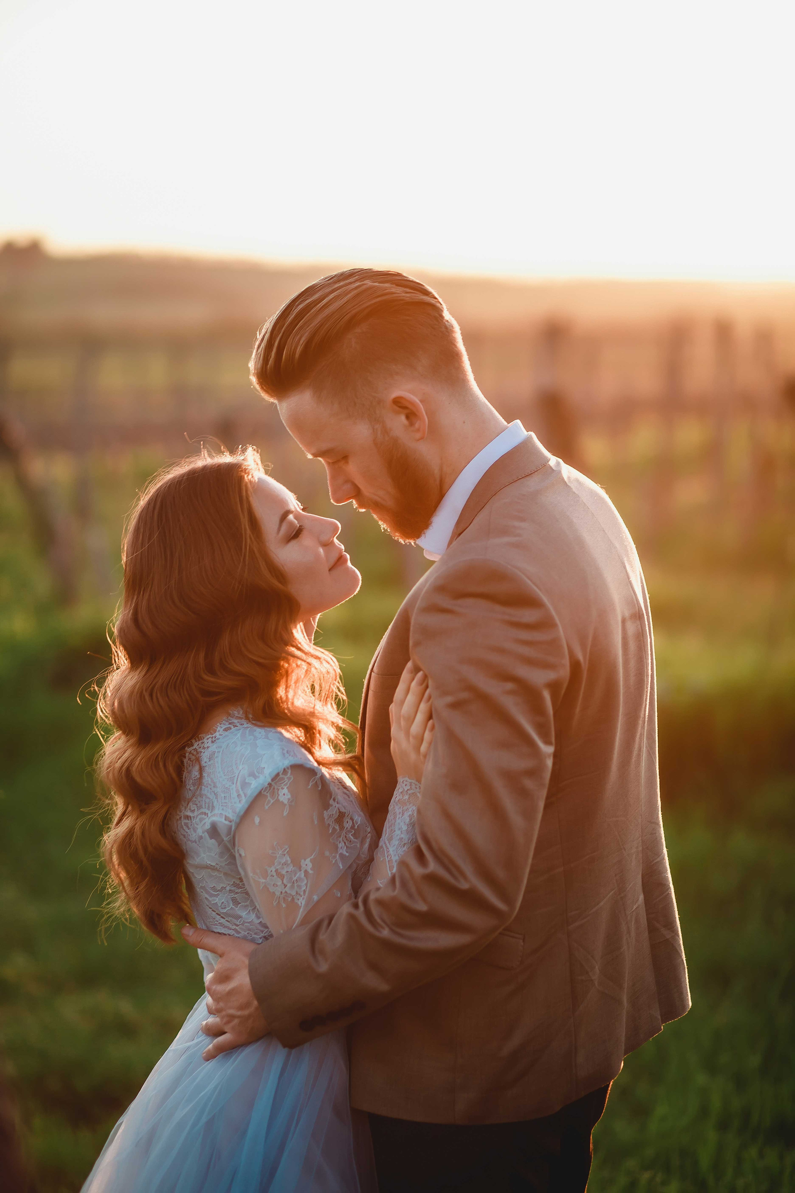 Невеста и  жених   в виноградниках