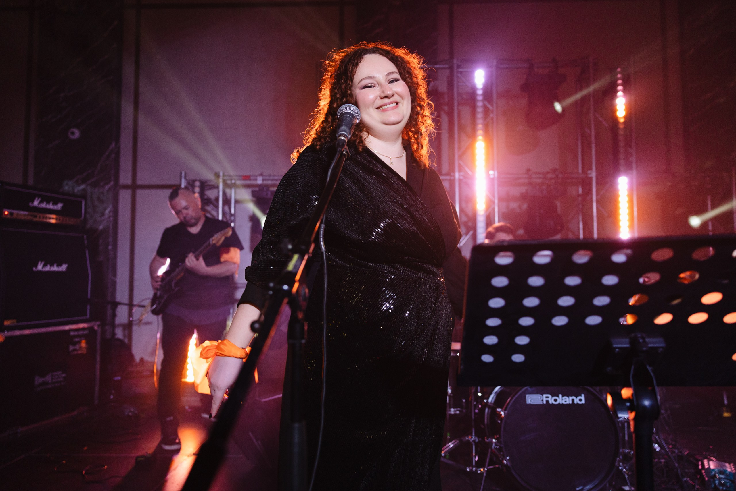 Здравствуйте! Я свадебный фотограф из Ульяновска, работаю в том числе по всей России и с выездом за границу. Снимаю свадьбы, lovestory, корпоративы, светский репортаж. Провожу обучение по фотографии, мастер-классы и воркшопы для других фотографов.