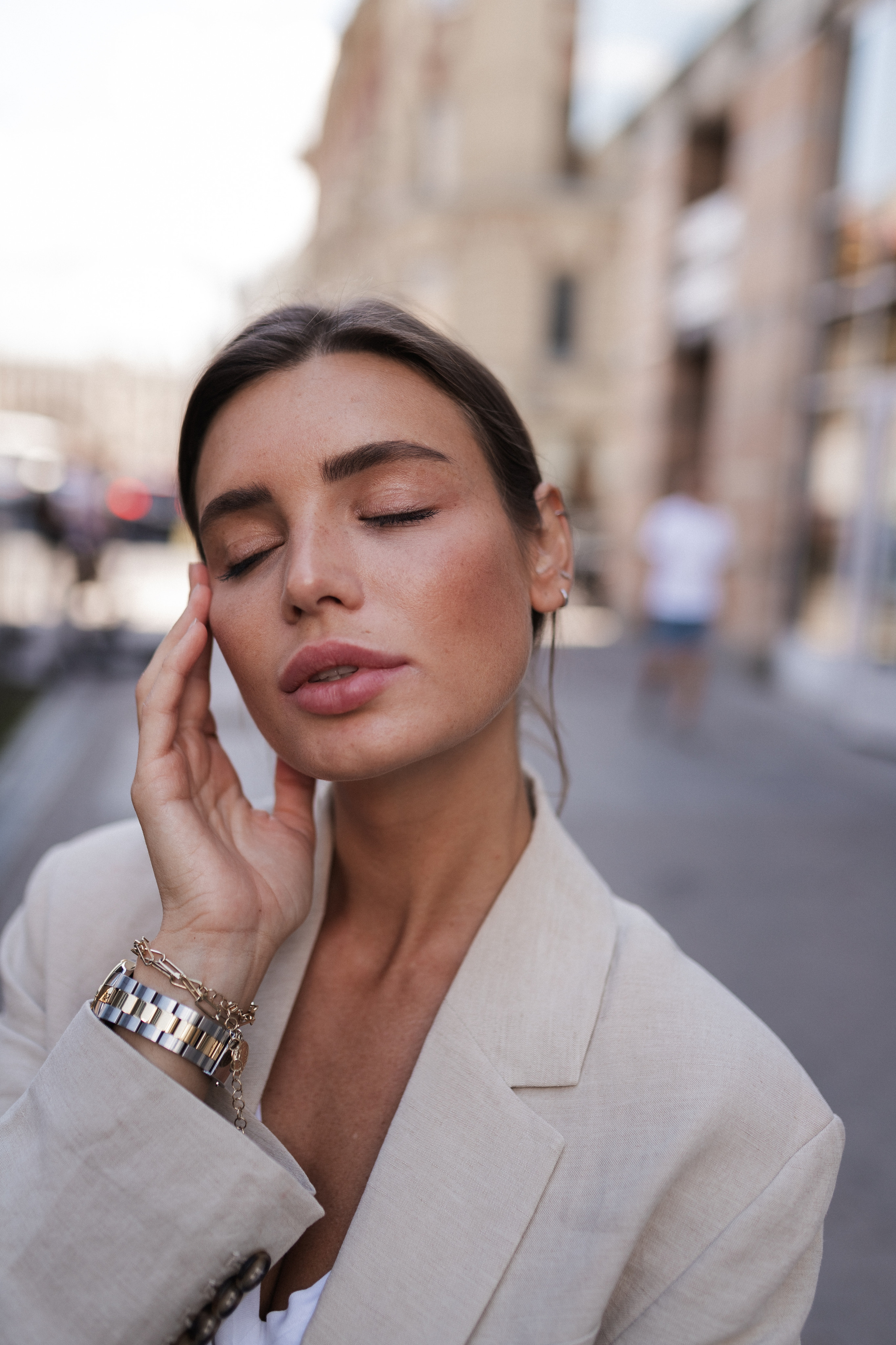 Фотосессия на улице и в кафе. Нейрокреатор Сербия, Нови-Сад