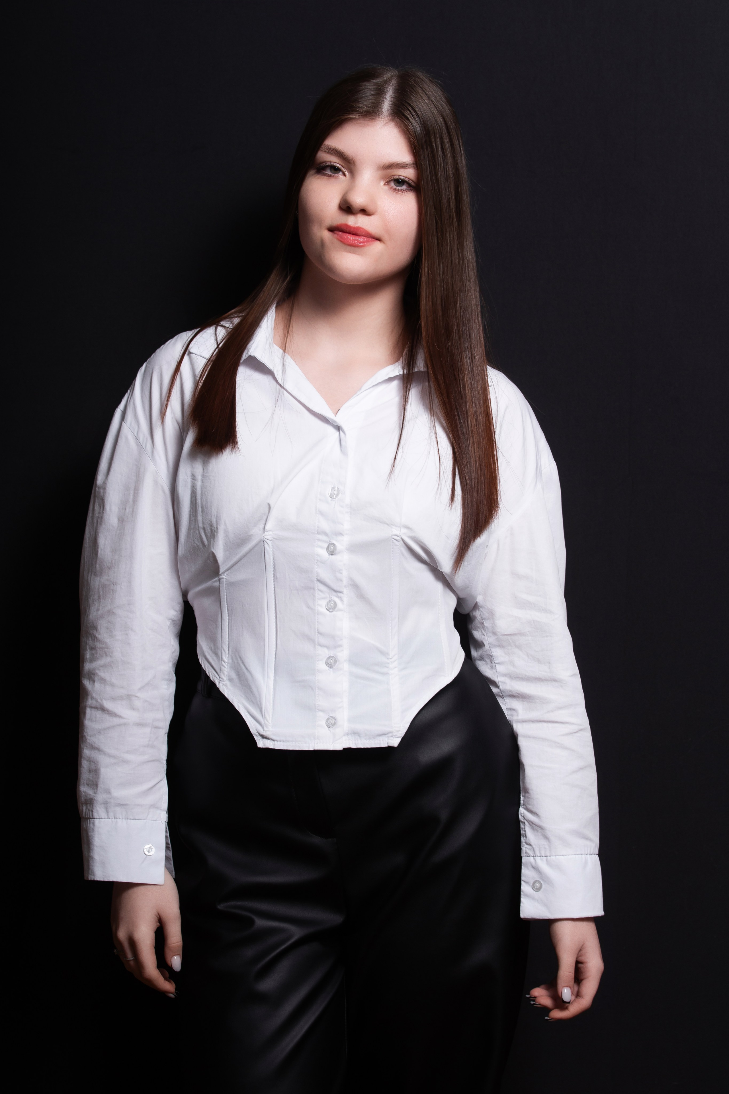 Портретная фотосессия для учеников 9 класса на чёрном фоне | Школьный фотограф Николай Богатырёв | Твой альбом / Твои правила. ТВОЙ АЛЬБОМ / ТВОИ ПРАВИЛА