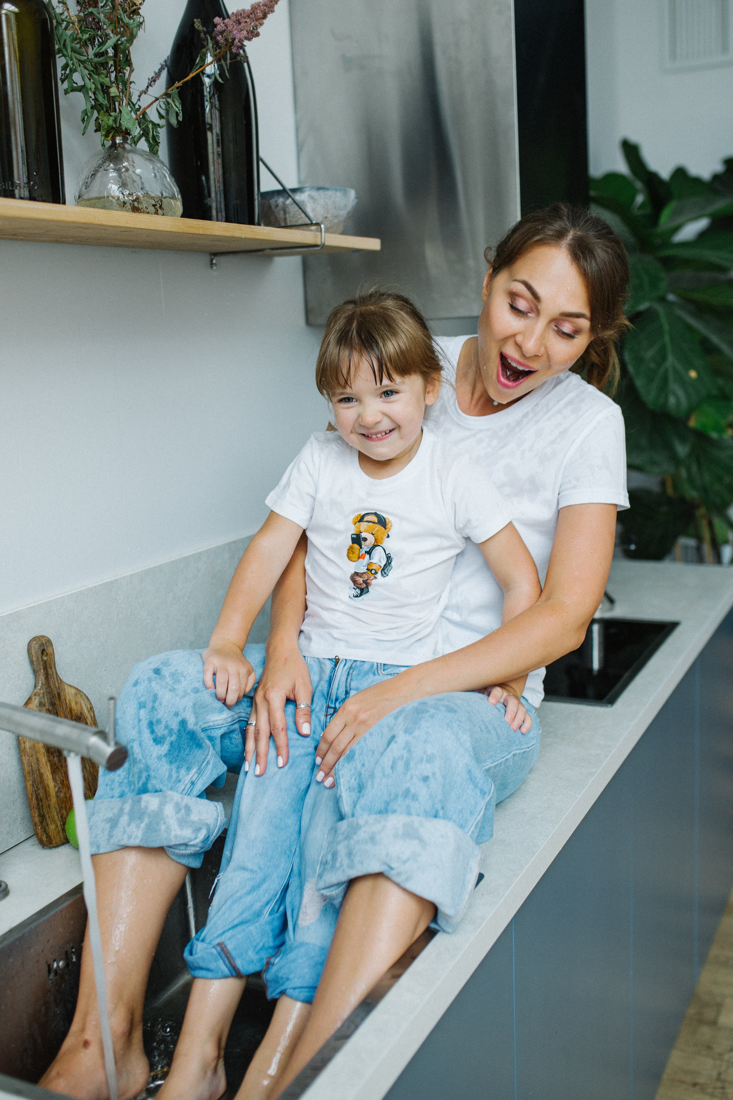 Купание с танцами на столе. Фотограф Оля Батист