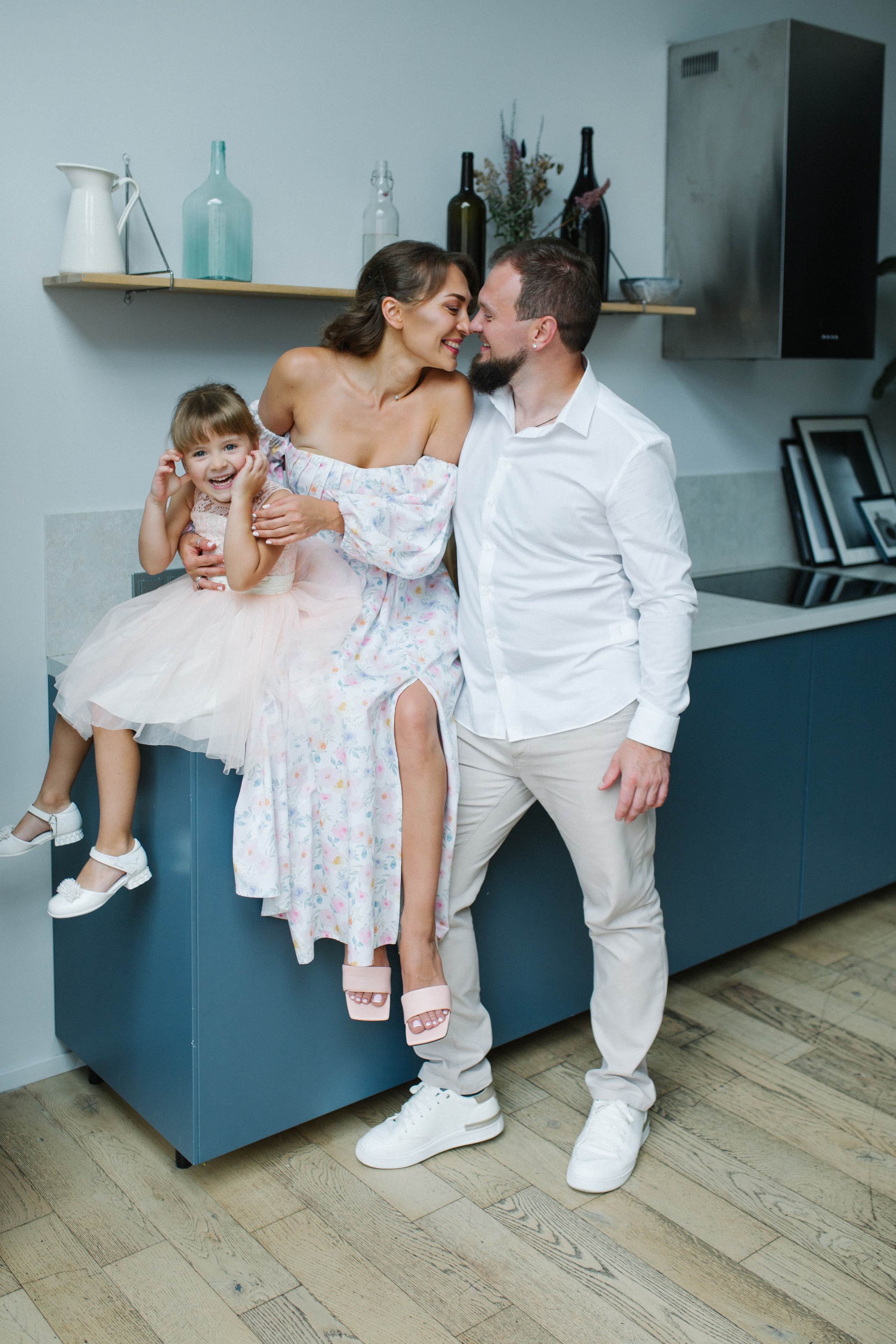 Купание с танцами на столе. Фотограф Оля Батист