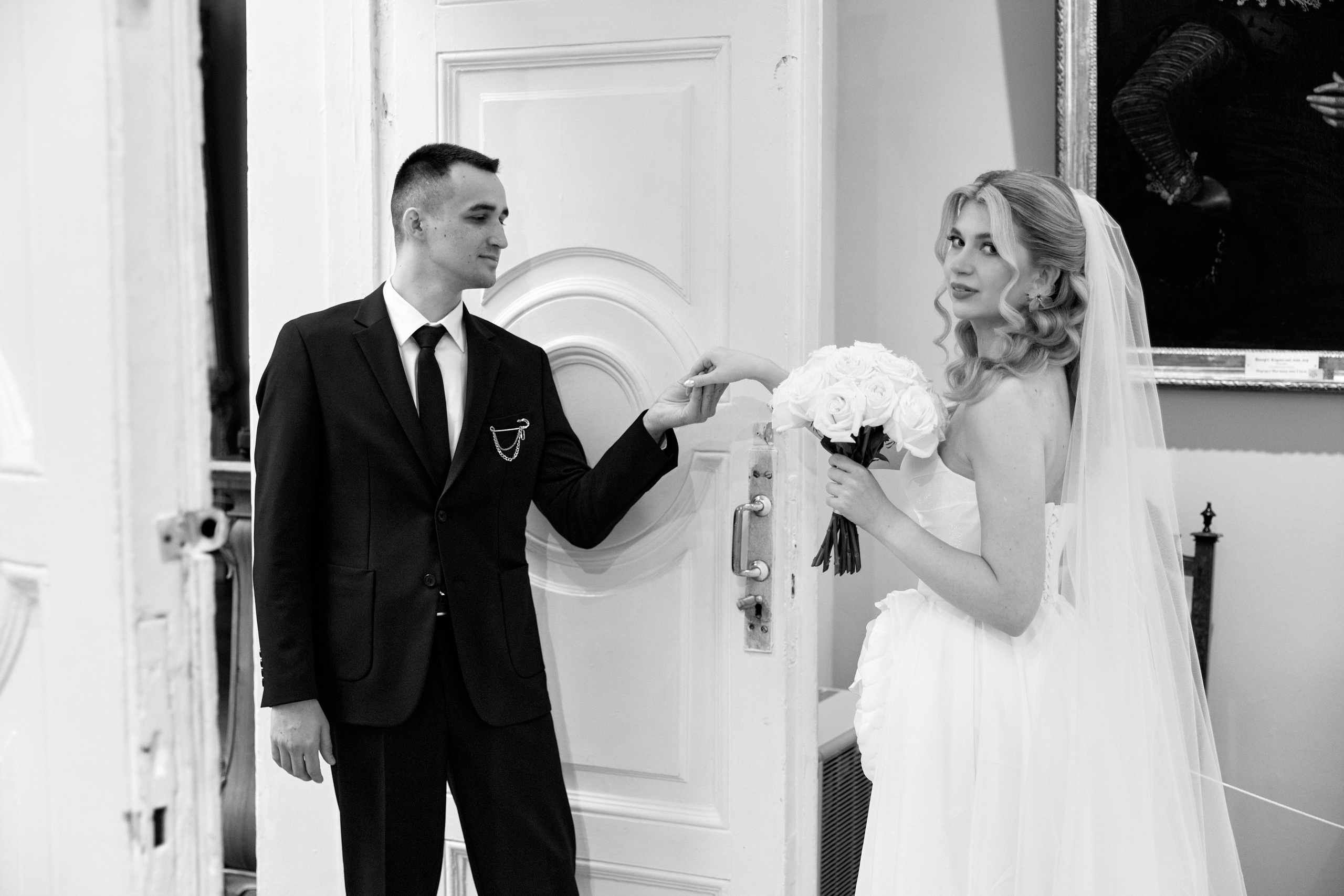 Жених и невеста в Краеведческом музее Ульяновска. Свадебный фотограф Орешина Елена