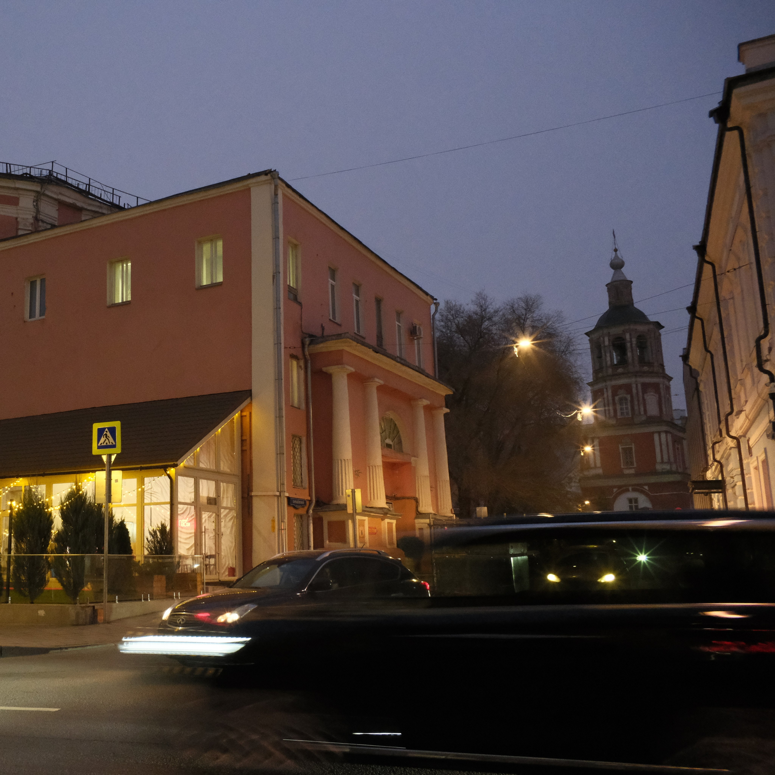 Вечерний город. Улица, люди, жизнь…