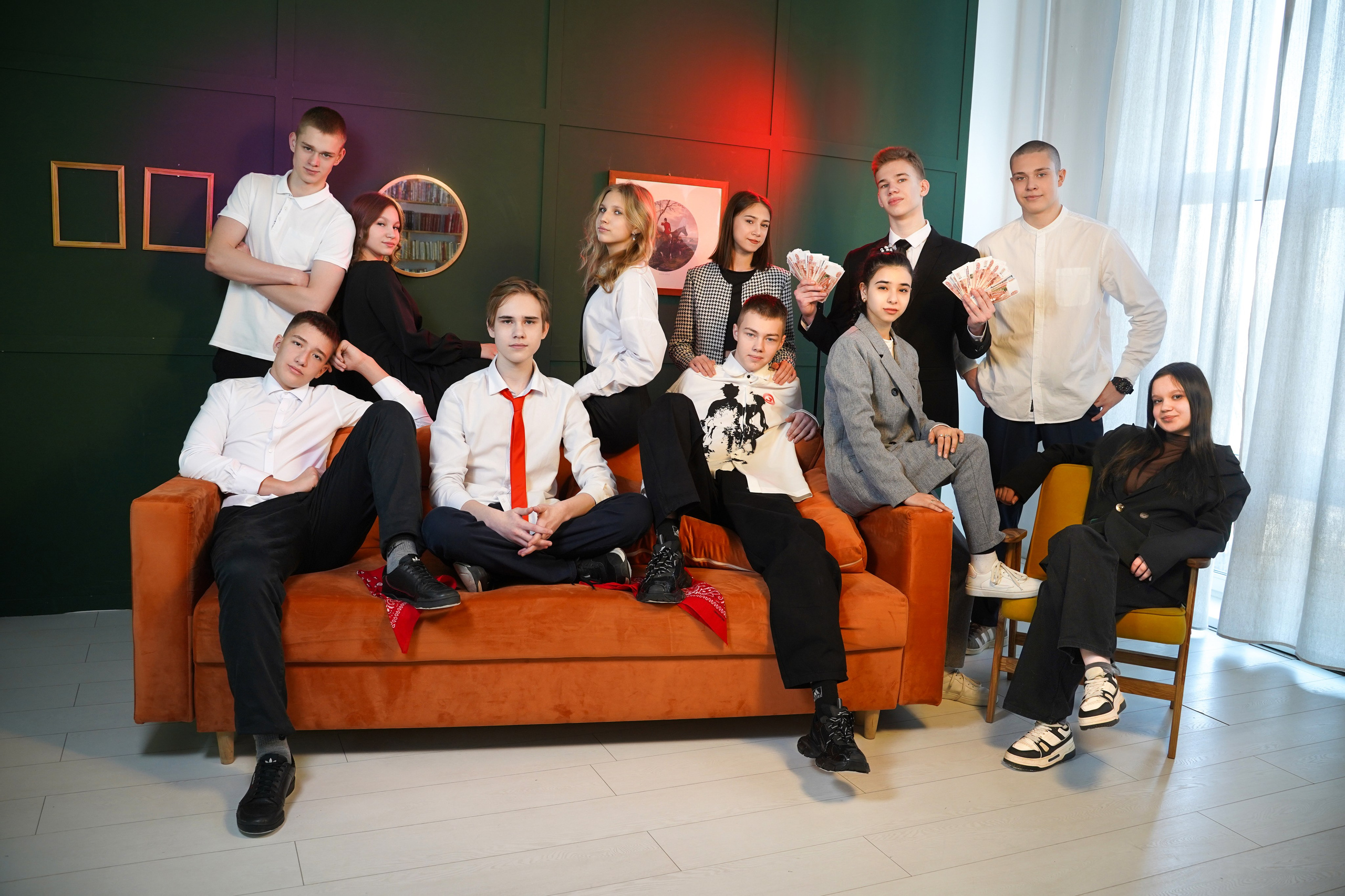 Выпускные альбомы для старшеклассников в Красноярске от AlbomKras 🎓✨. AlbomKras -выпускные альбомы Красноярска с авторским дизайном и качественной фотосъемкой! ⭐⭐⭐⭐⭐ 5.0