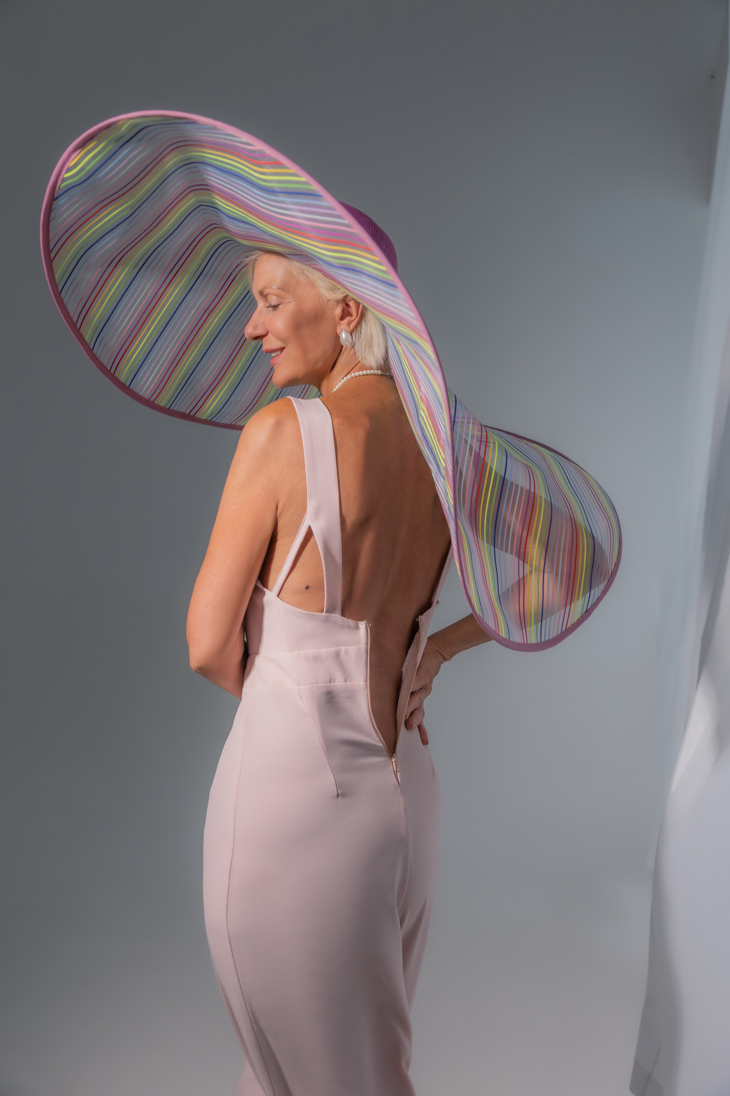 Модель Ольга в дизайнерской шляпке. Портретный фотограф в Москве Екатерина Богдасарова