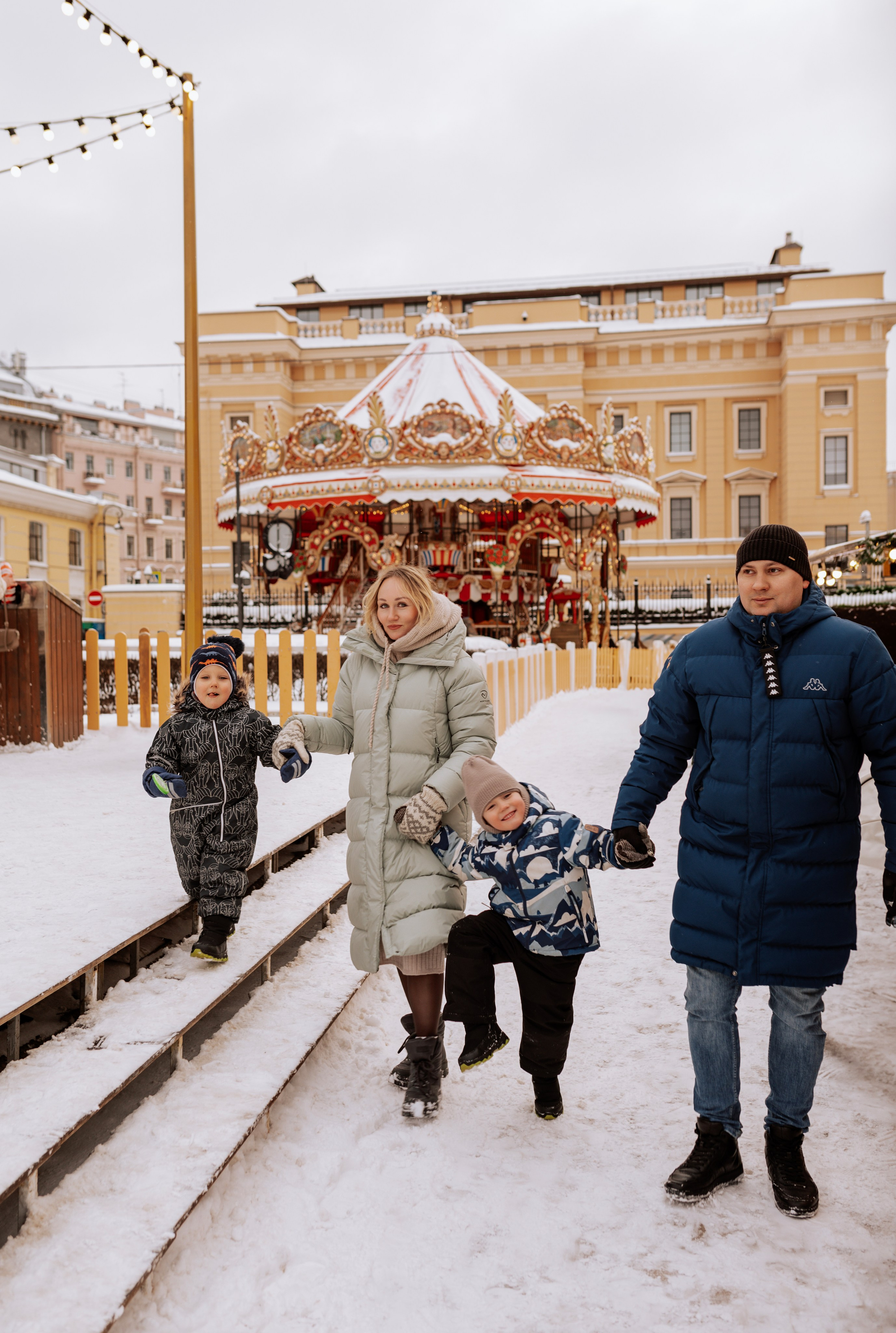 Семейная, Манежная площадь