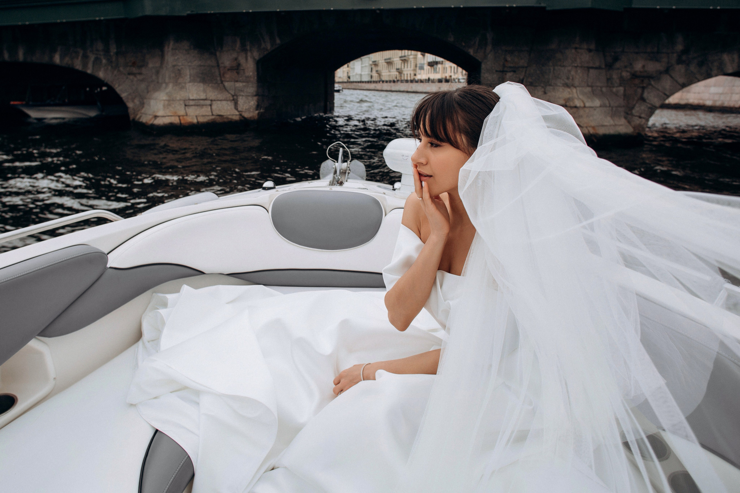 Свадьба на катере. Свадебный фотограф в Санкт-Петербурге Вика Стукачева