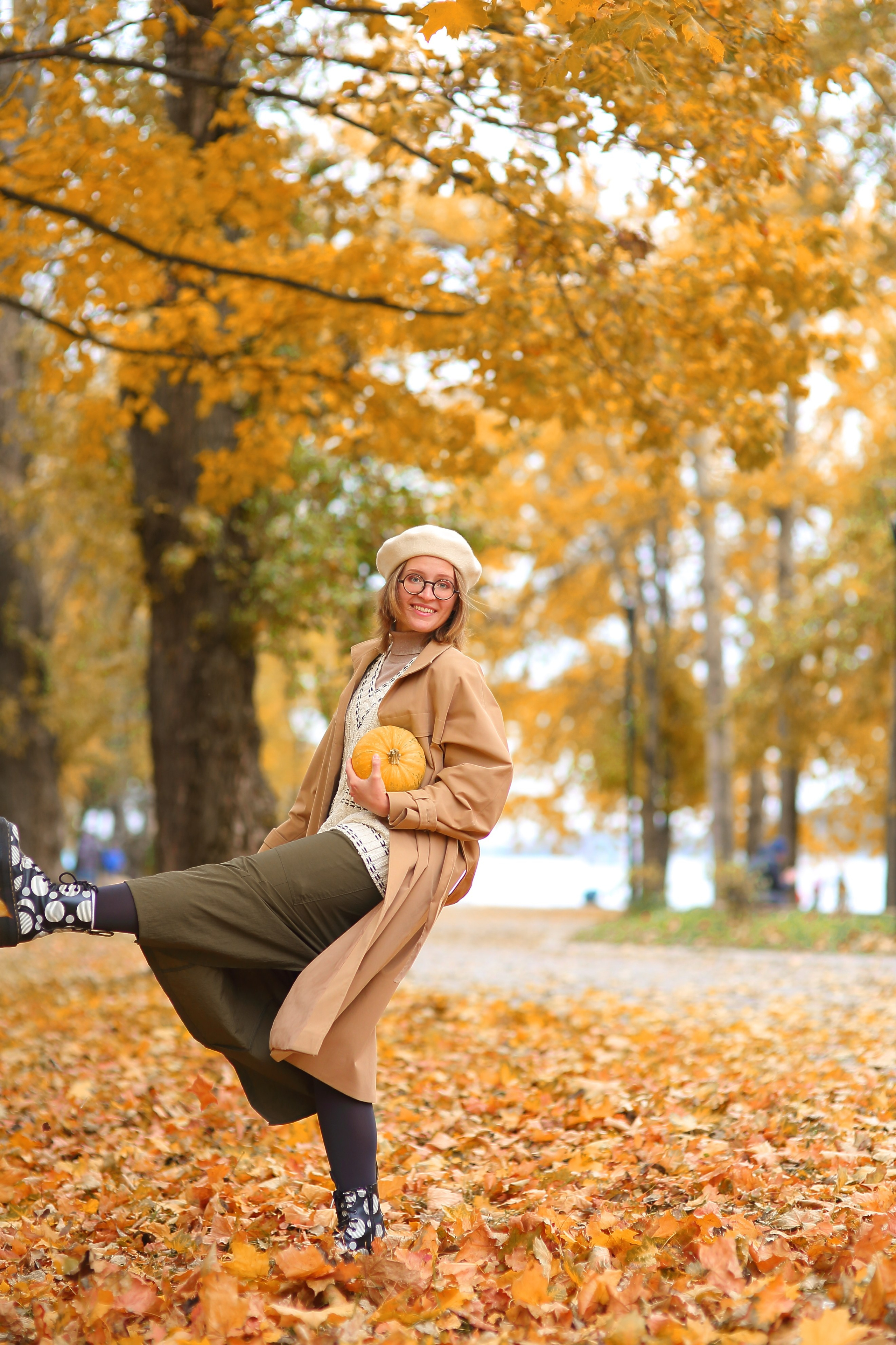Радостная осенняя фотосессия девушки. Свадебный и репортажный фотограф в Ярославле и Санкт-Петербурге Роман Микрюков