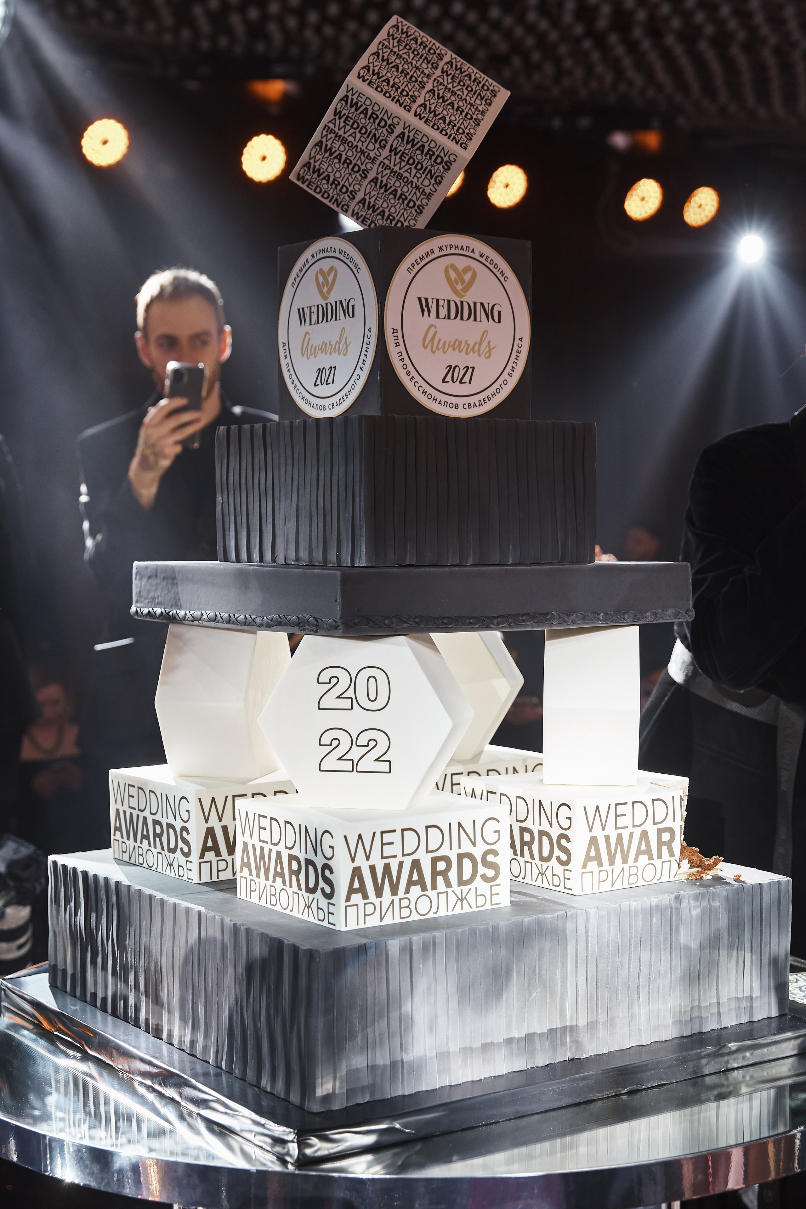 Огромный торт на сцене в лучах прожекторов