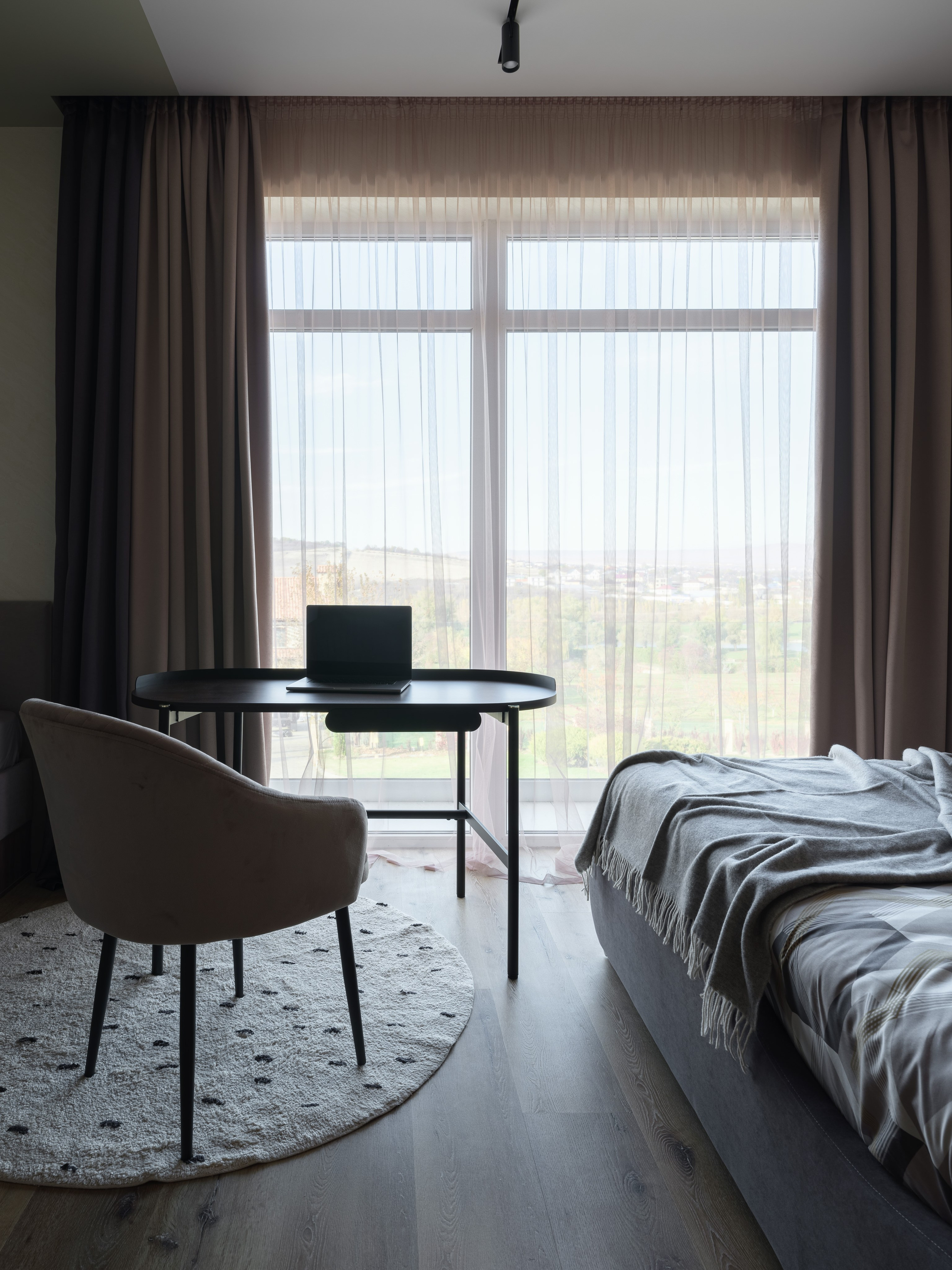 Интерьер спальни с панорамным окном и рабочей зоной, обставленной лаконичной мебелью в сканди-стиле. Автор проекта — дизайнер Алина Дёрова, стилист Наталья Якушева, фотограф Сергей Денисенко.