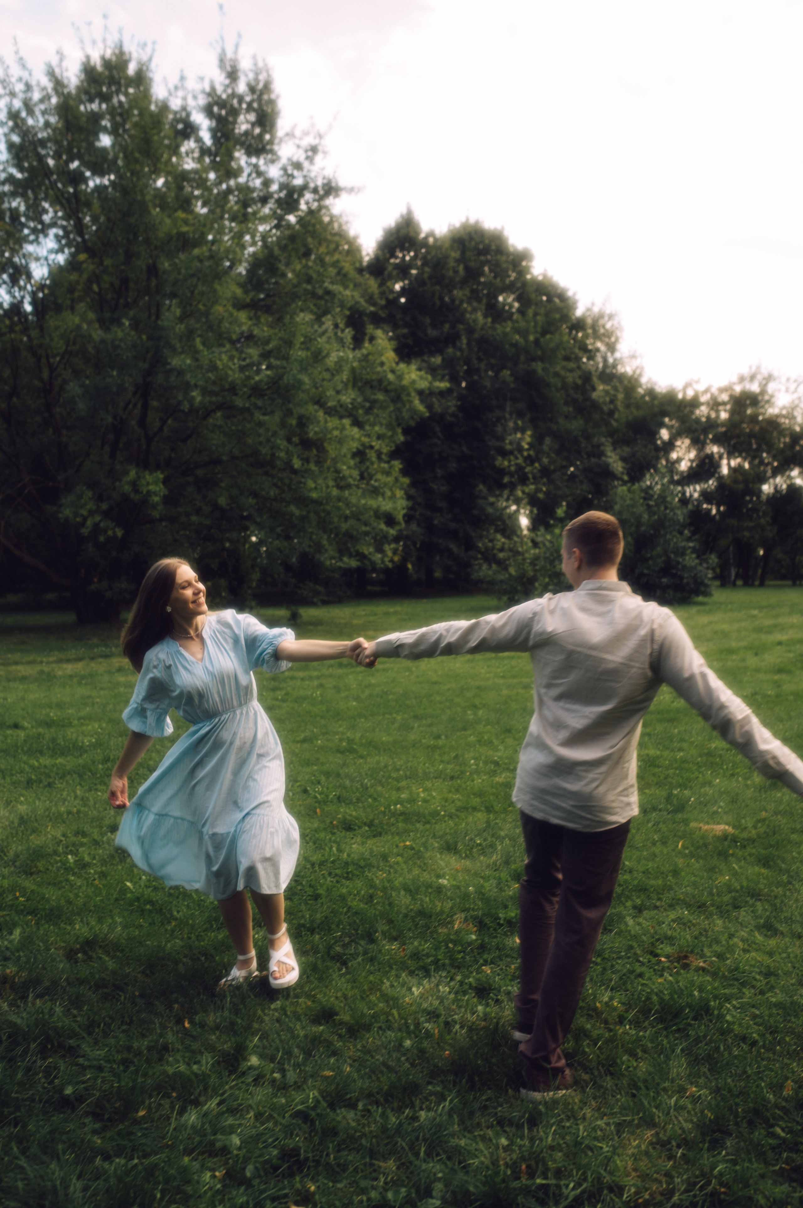 Ветер в волосах, нежность и поцелуи🤍. Лайфстайл фотограф в Москве Серебрянская Фаина
