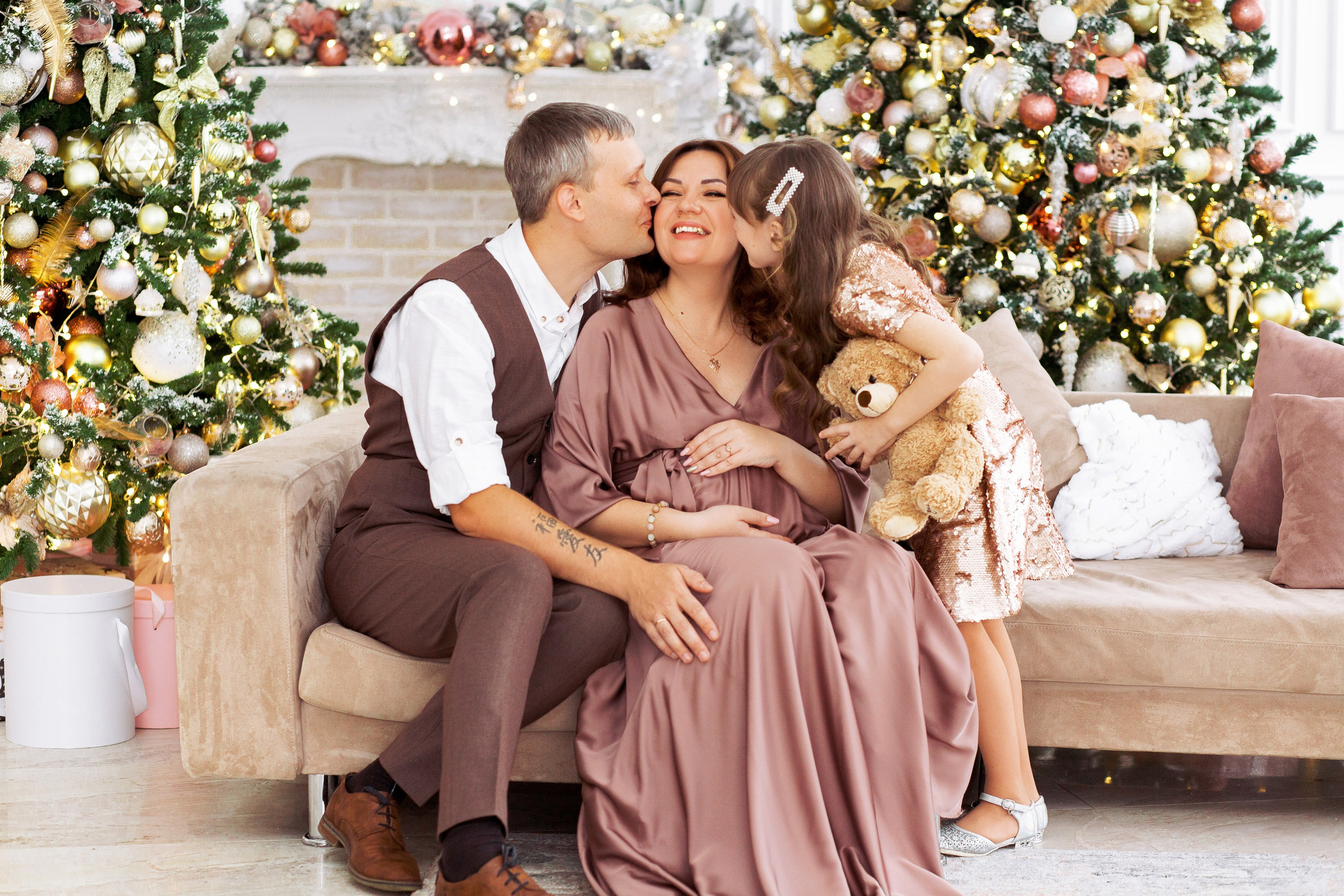 Семейная Новогодняя фотосессия в студии в городе Ростове-на-Дону для Александра, Анастасии и Ольги