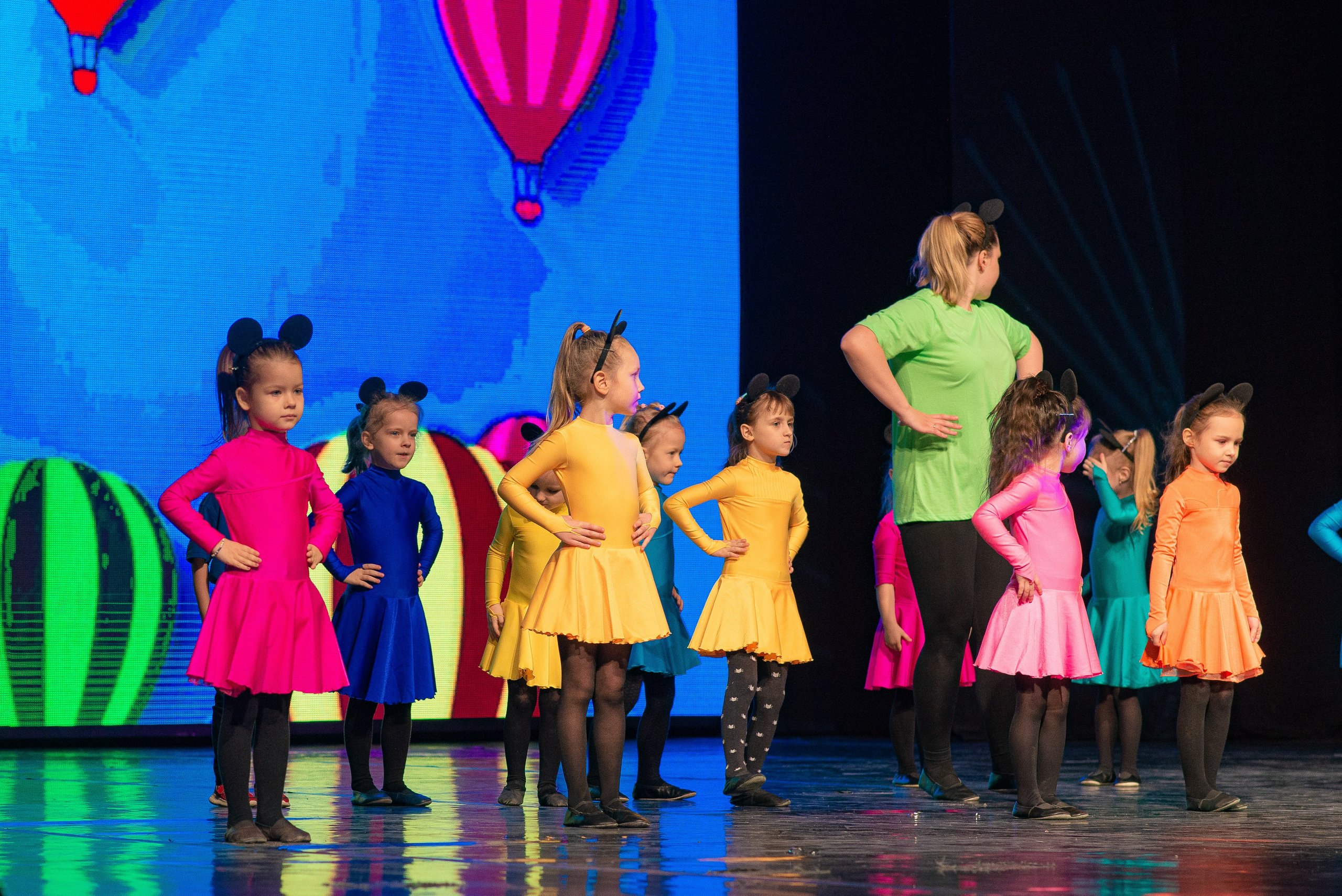 Выступление школы танцев Овация. Семейный фотограф на выписку из роддома и крещение Минск Настя Гришук