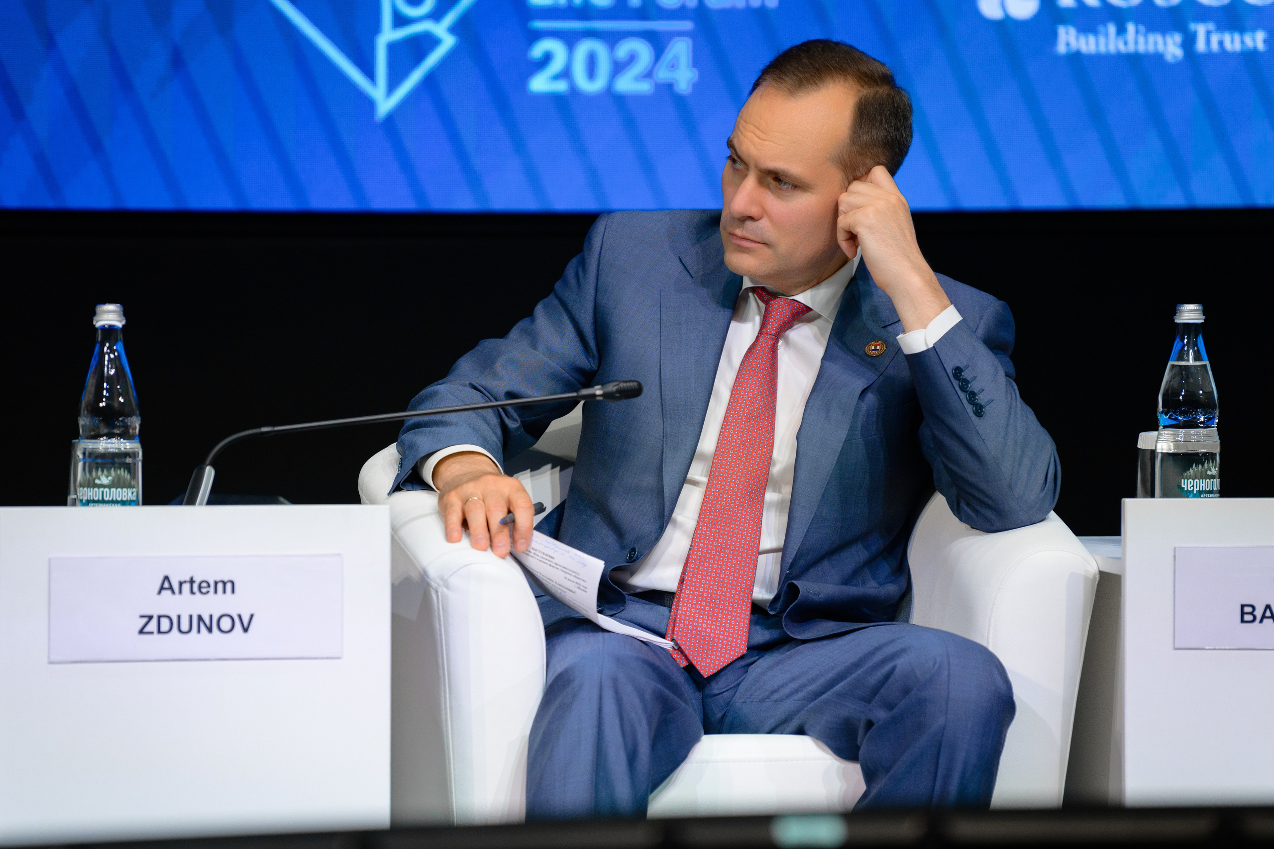 Выставки: Фотография с выставки, на которой посетители изучают представленные экспонаты. Скворцова Вероника. Татьяна Голикова. Михаил Мурашко. Единая Россия. Дума. Министр Здравоохранения. ФМБА. Правительство России. Фотография с форума, на которой участники активно участвуют в дискуссии.