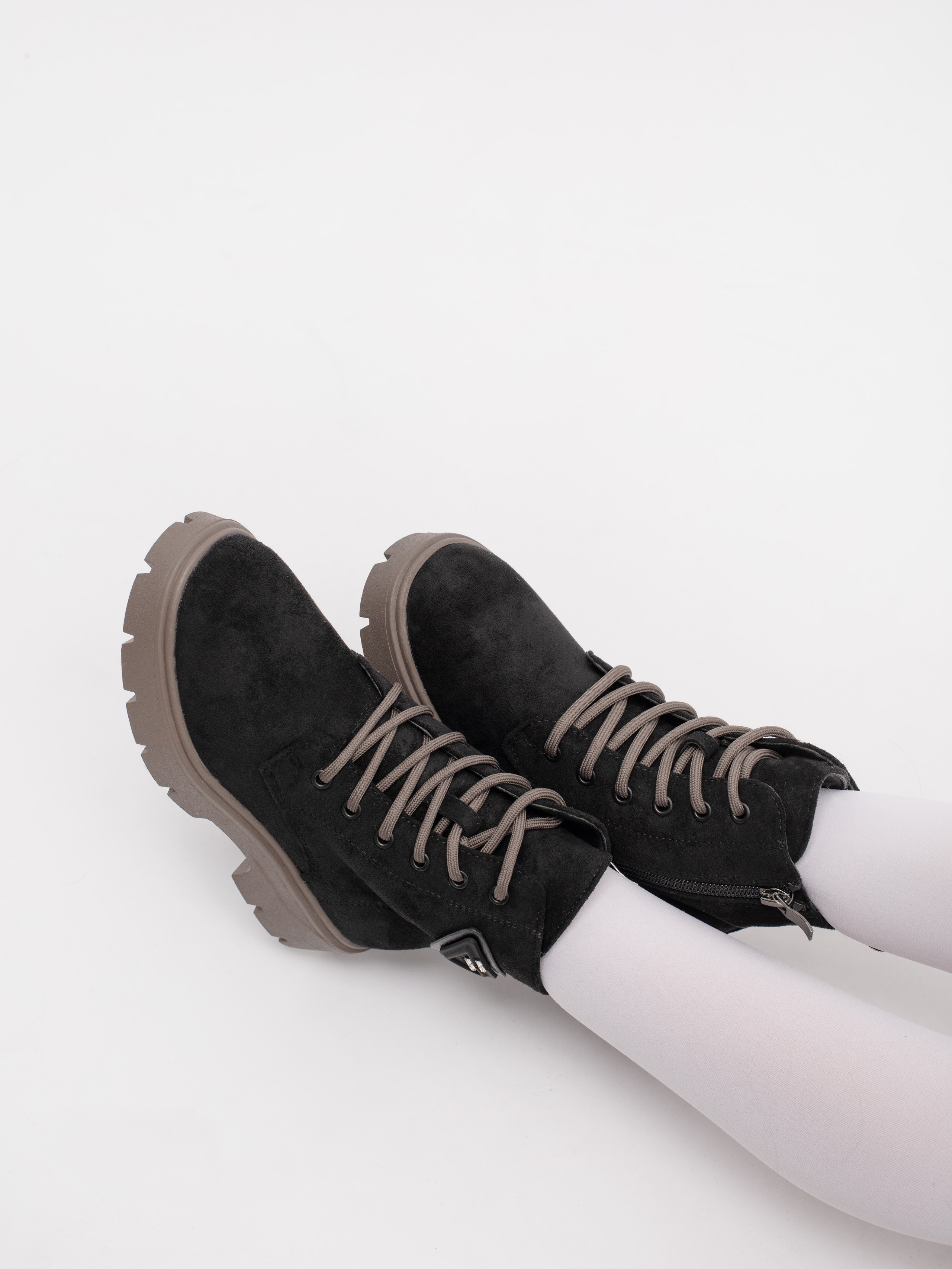 Ботинки для девочки. Фотостудия предметной и модельной съёмки для маркетплейсов