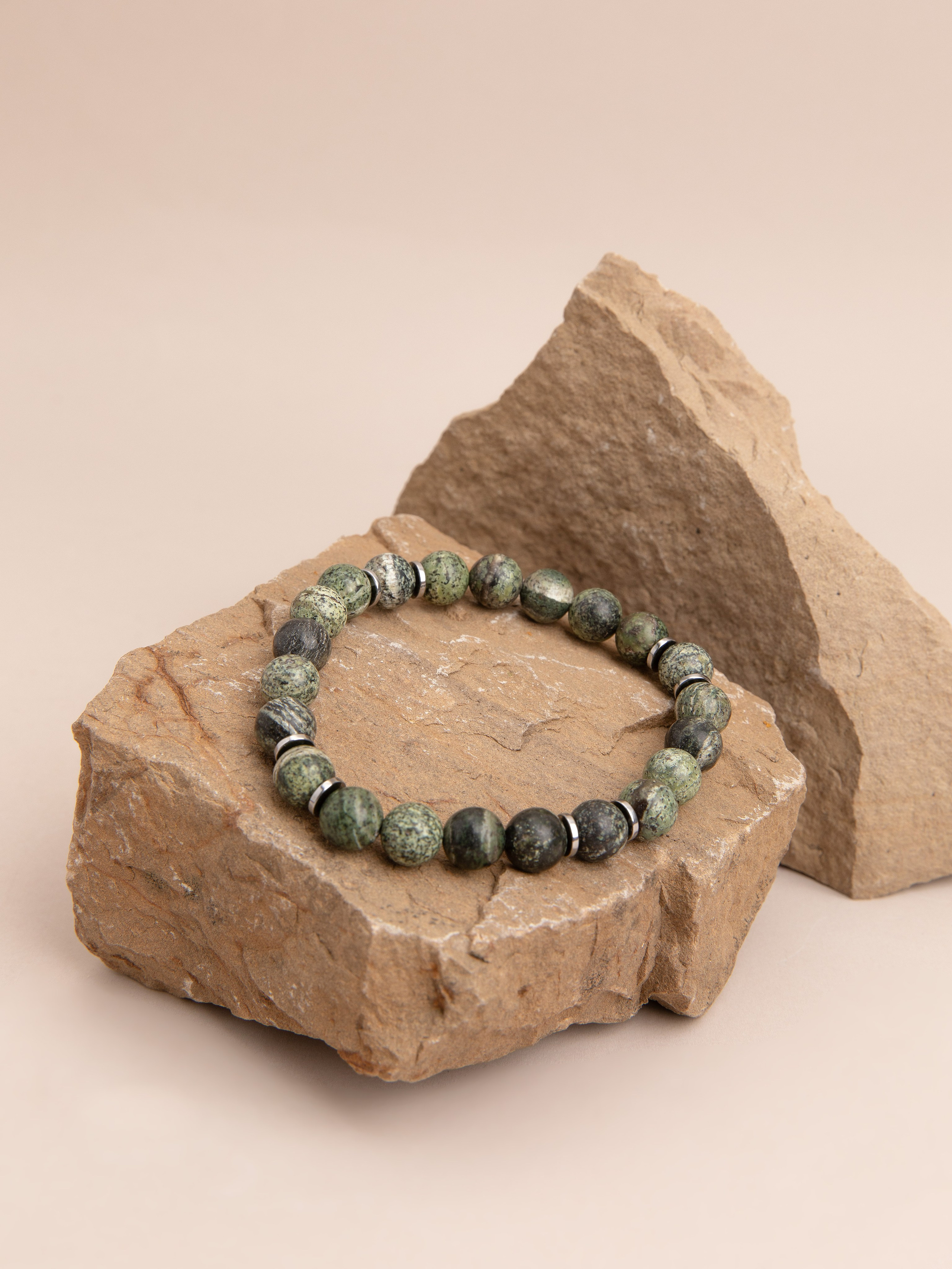 Браслеты ручной работы. Фотостудия предметной и модельной съёмки для маркетплейсов