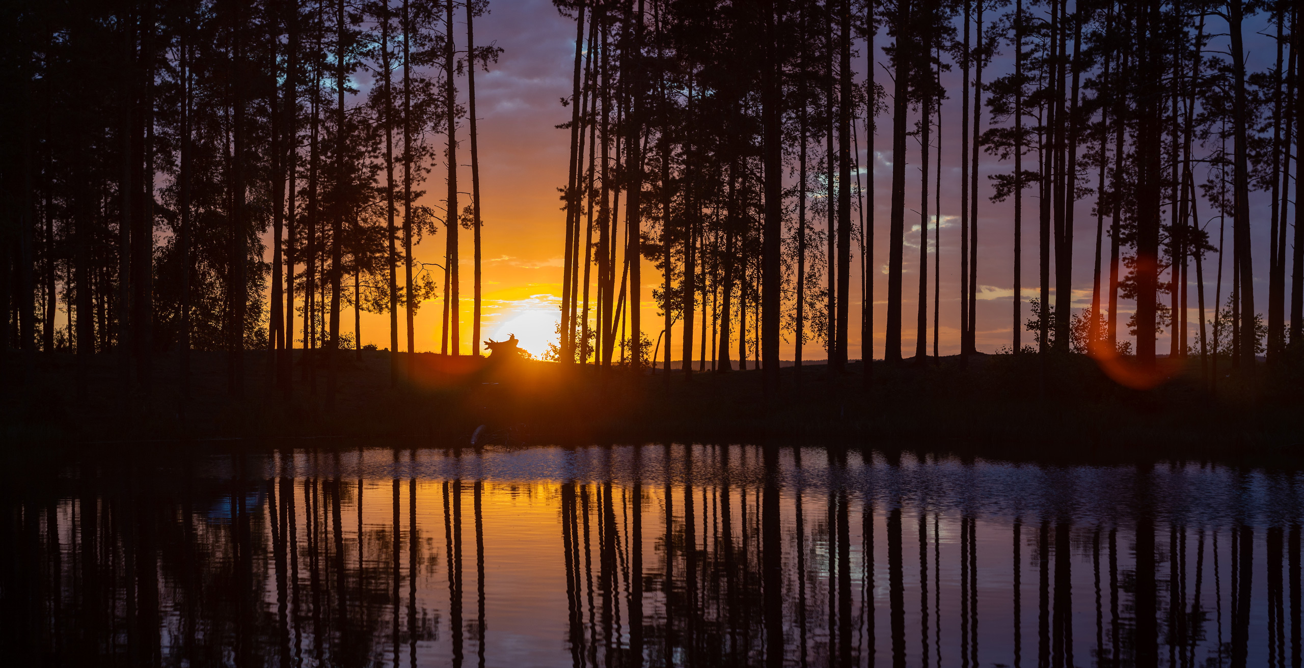 Закат на берегу лесного озера