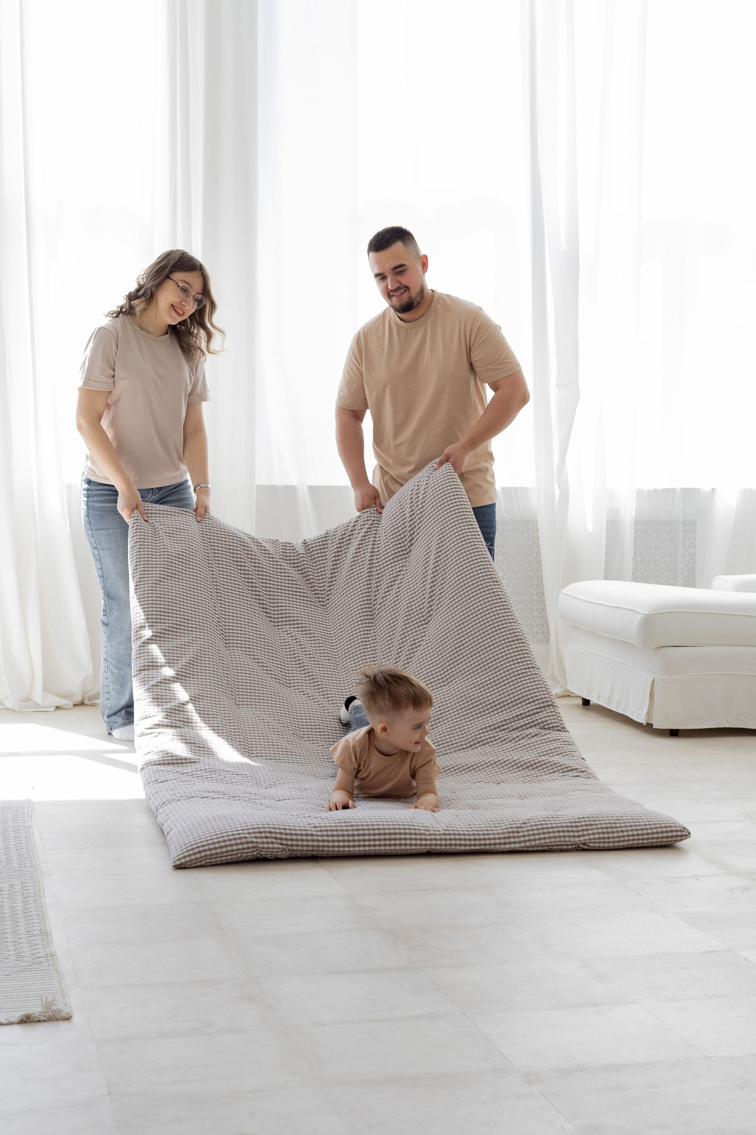 Семейная фотосессия в студии (Михаил, Крестина и Макар). Женский фотограф в Орске Новотроицке Динара Долганова