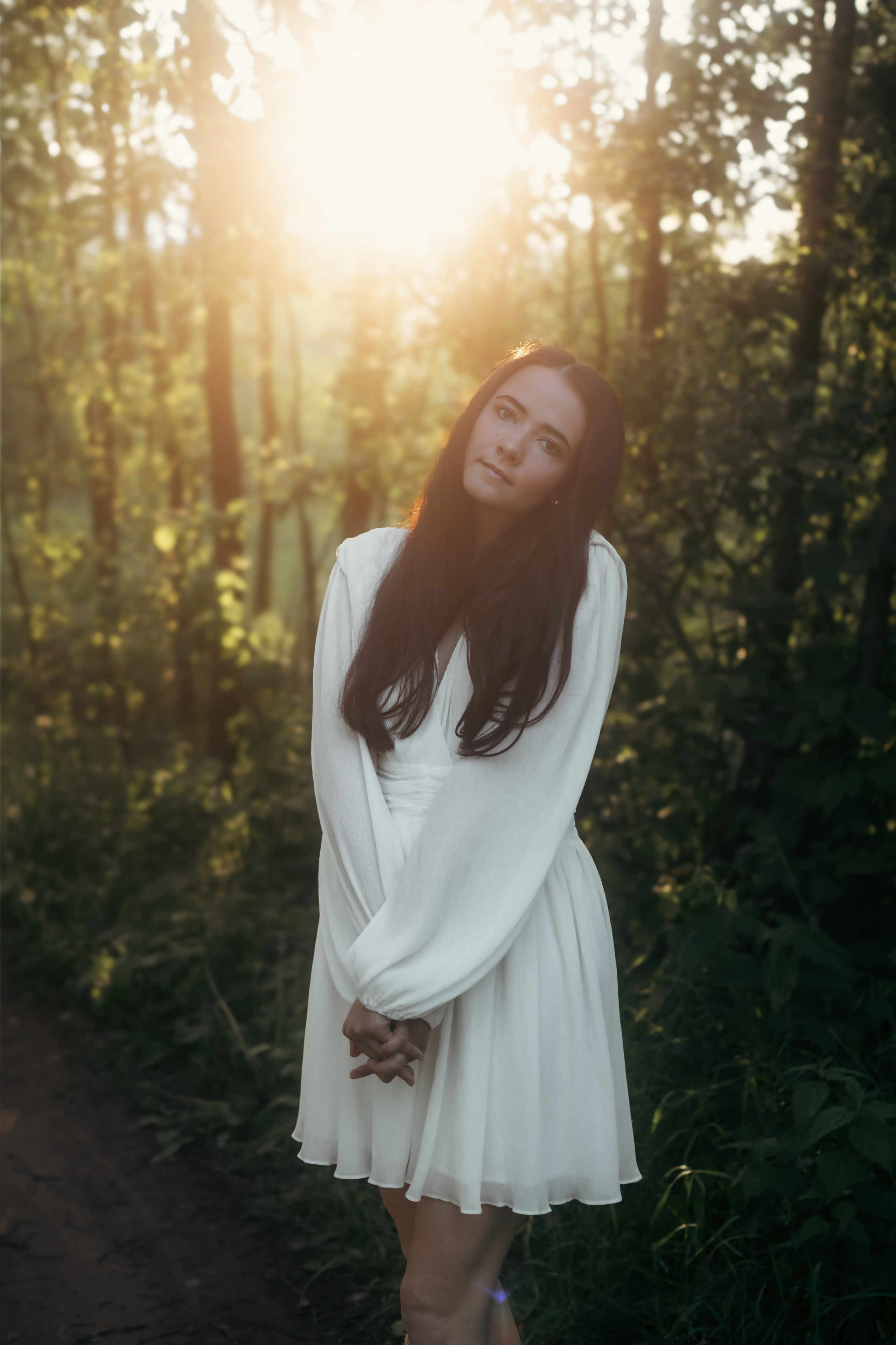 Фотосессия в белом платье в лесу