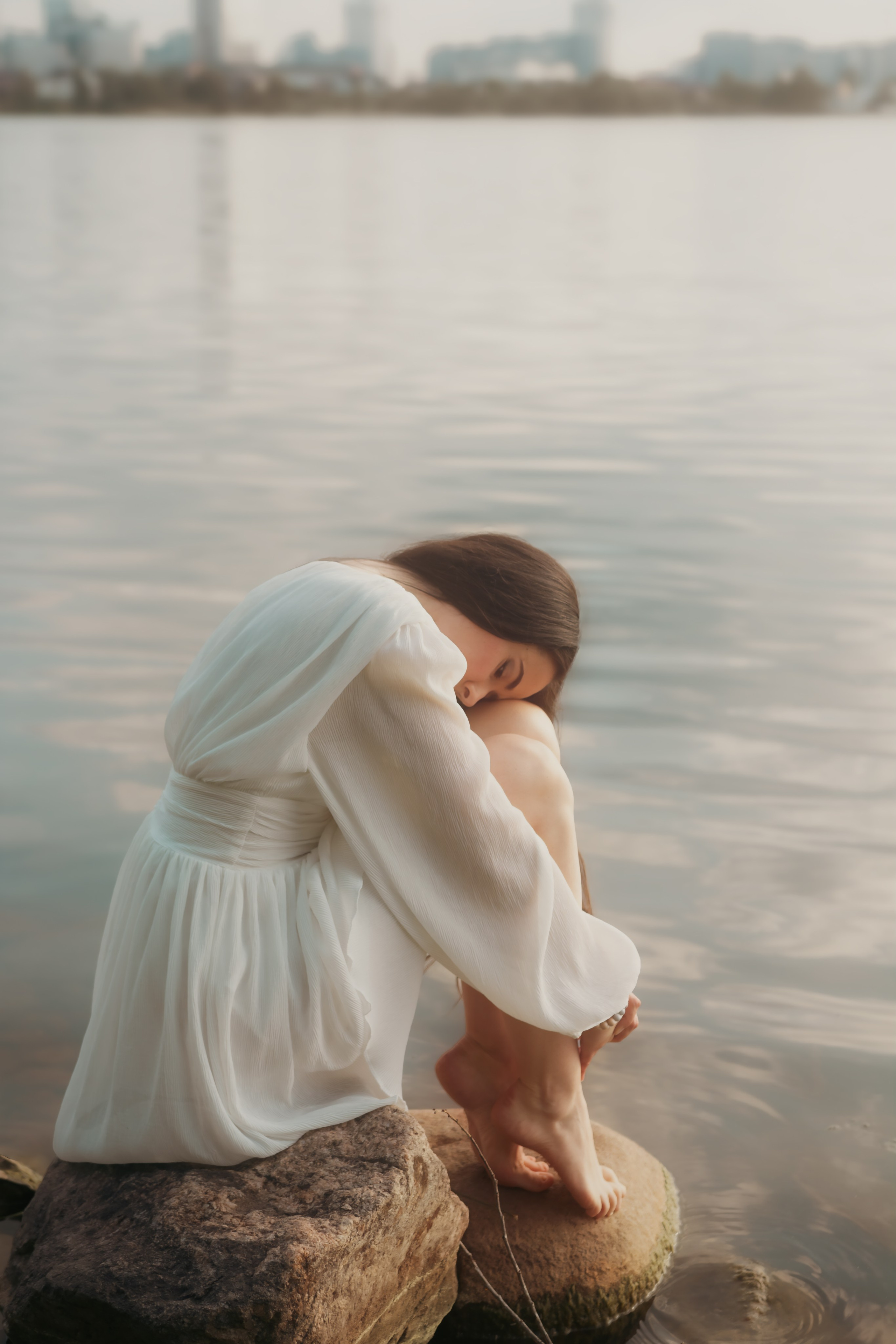 Фотосессия в белом платье у воды