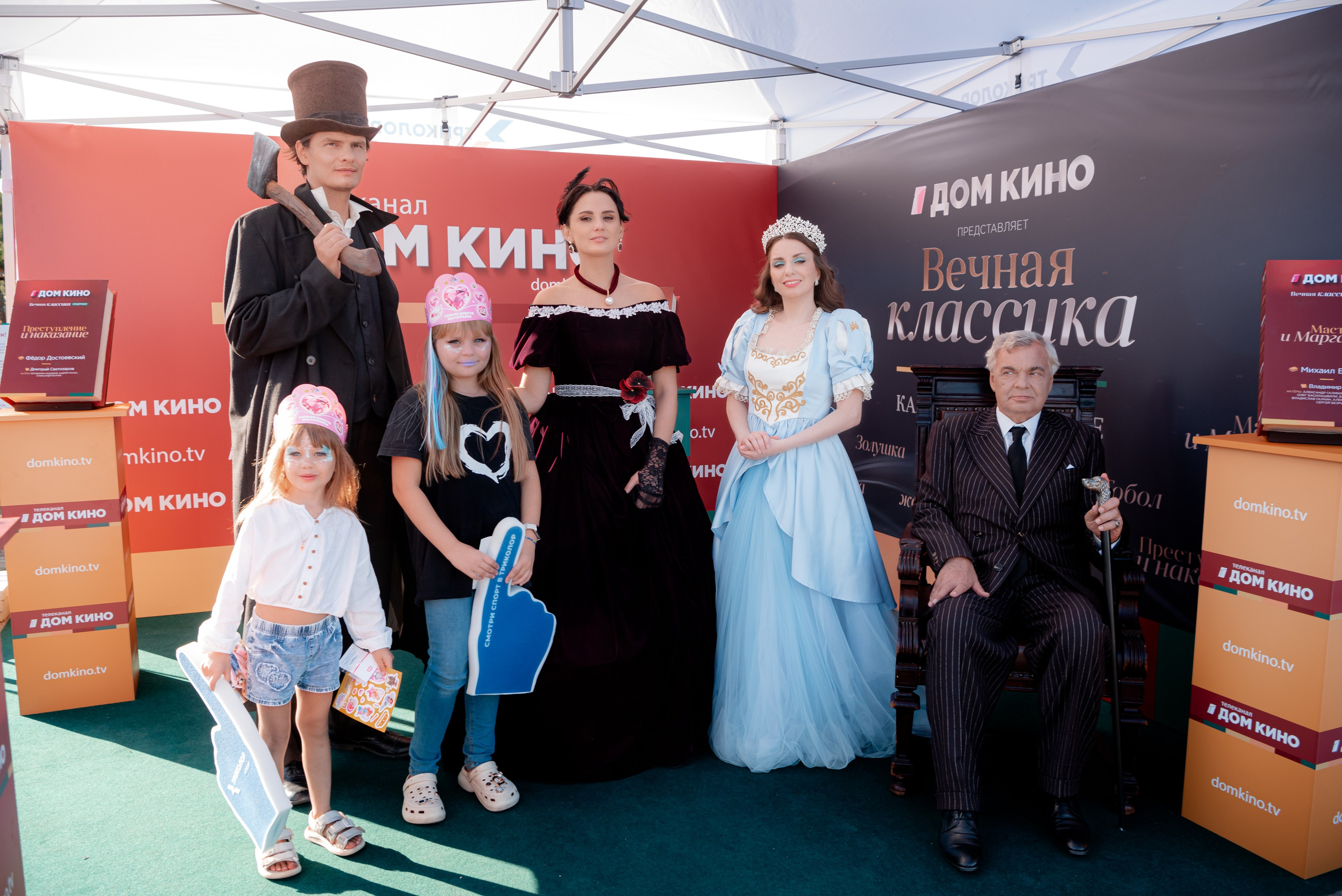 Портретные фото с артистами в палатке Триколор Дом Кинов на день города Волгоград. Фотограф в Волгограде и Волжском Александр Горбань