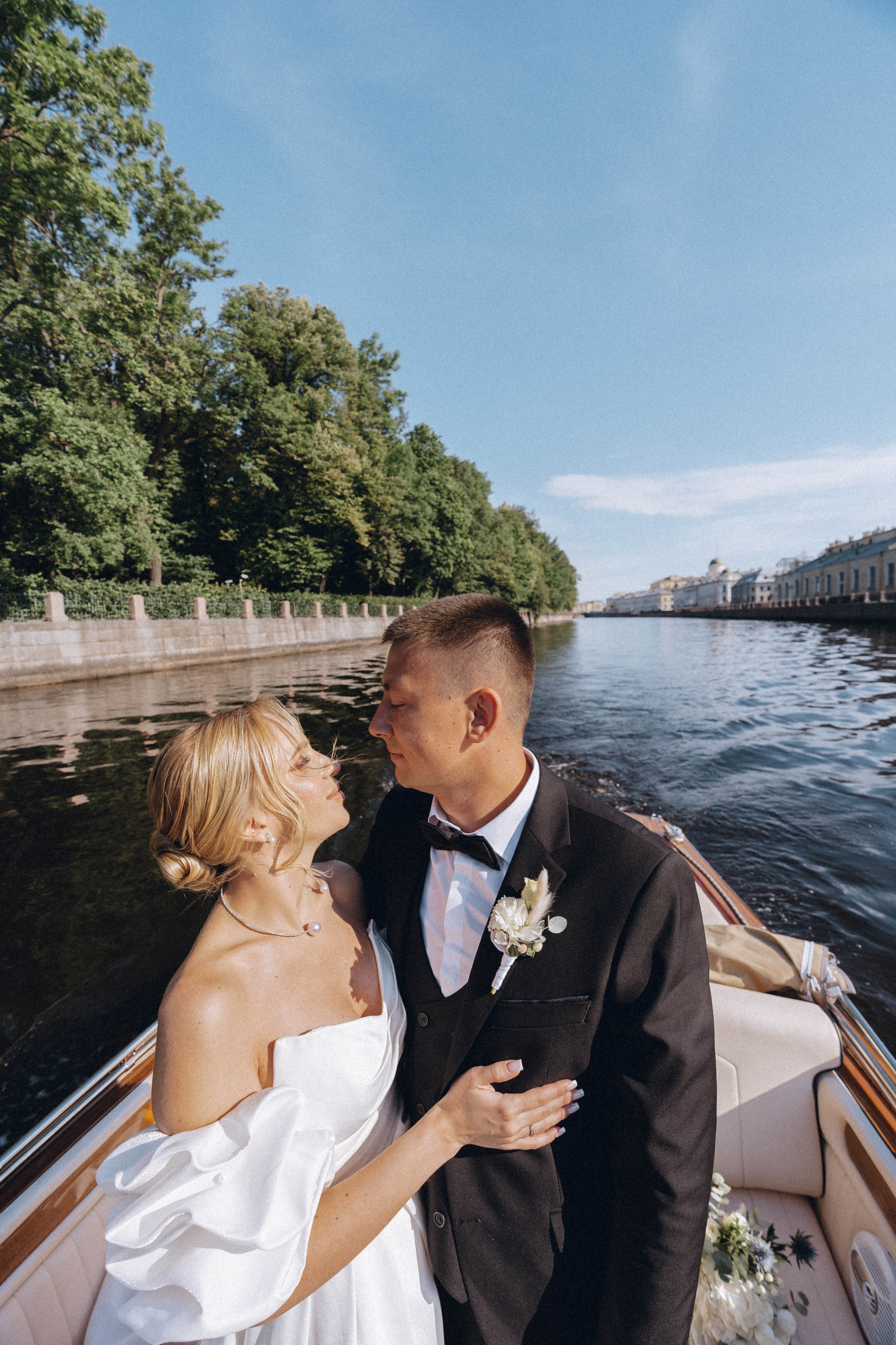 СВАДЕНБНАЯ СЬЕМКА НА КАТЕРЕ ПО КАНАЛАМ САНКТ-ПЕТЕРБУРГА И В АКВАТОРИИ НЕВЫ. Профессиональный фотограф, Санкт-Петербург — Виктория Богомолова