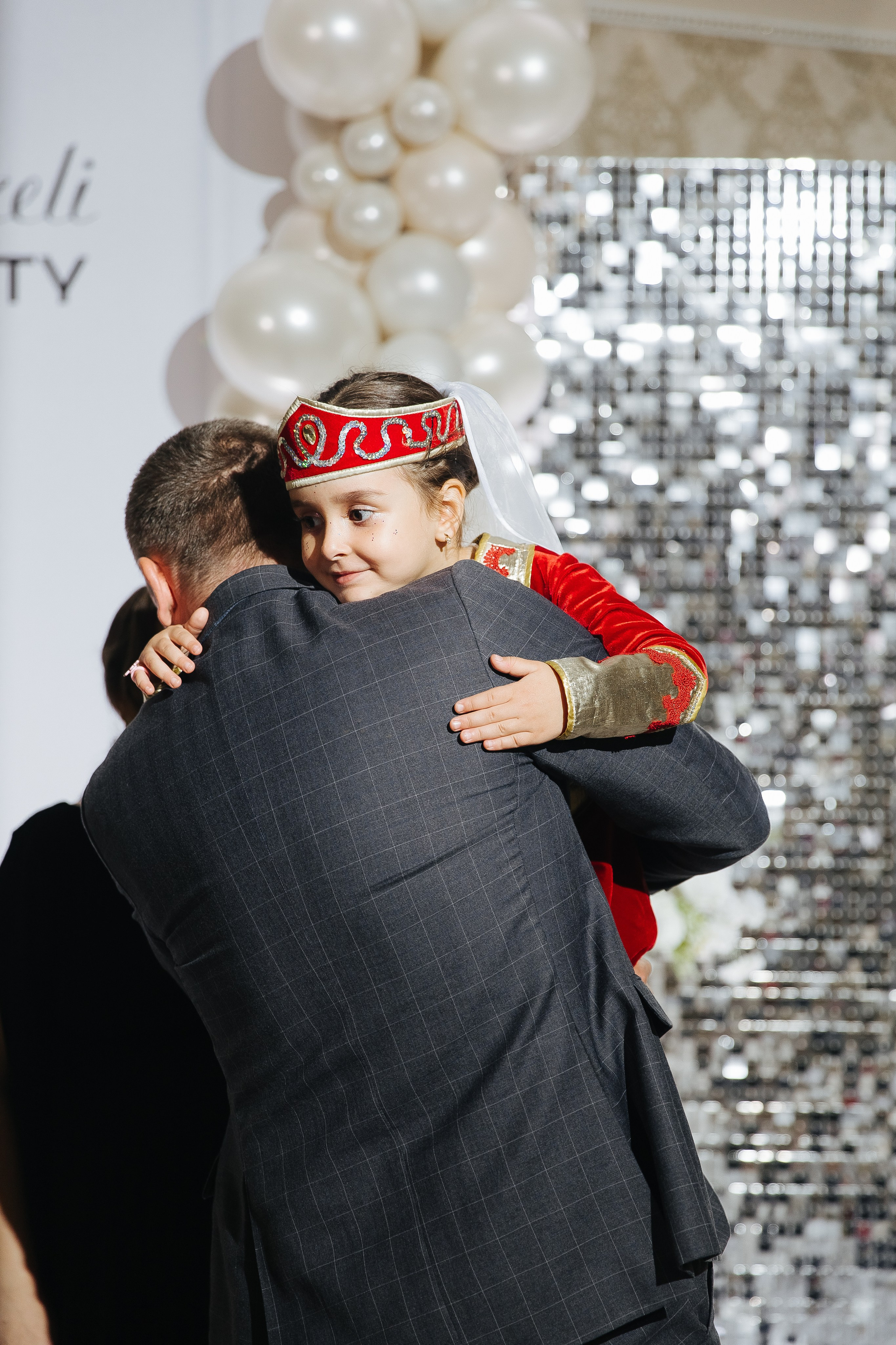 Ани и Назели. 35&5 День рождения, «Янтарь». Фотограф в Красноярске Надежда Воскресенская