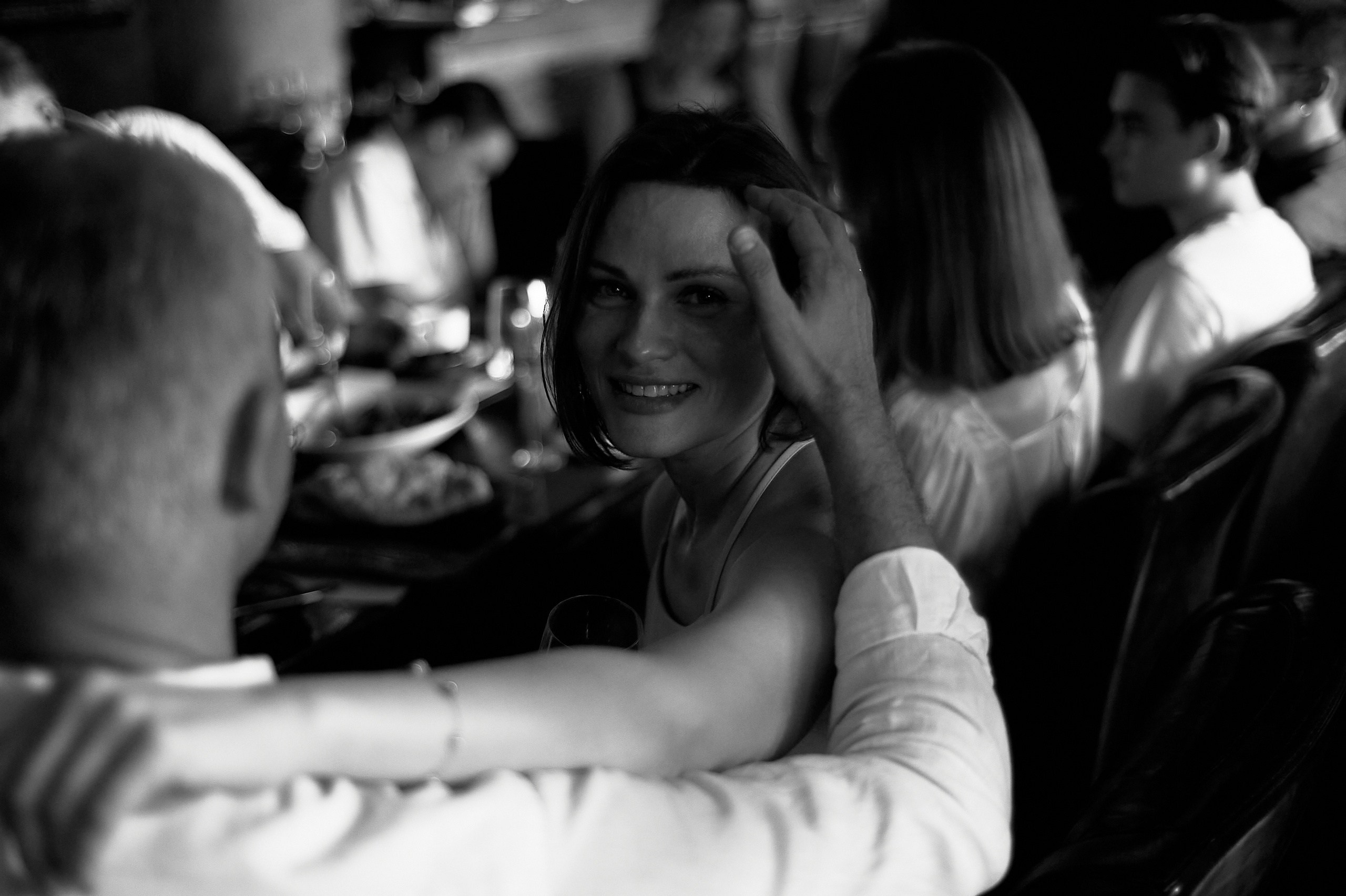 Мужчина гладит любимую по щеке