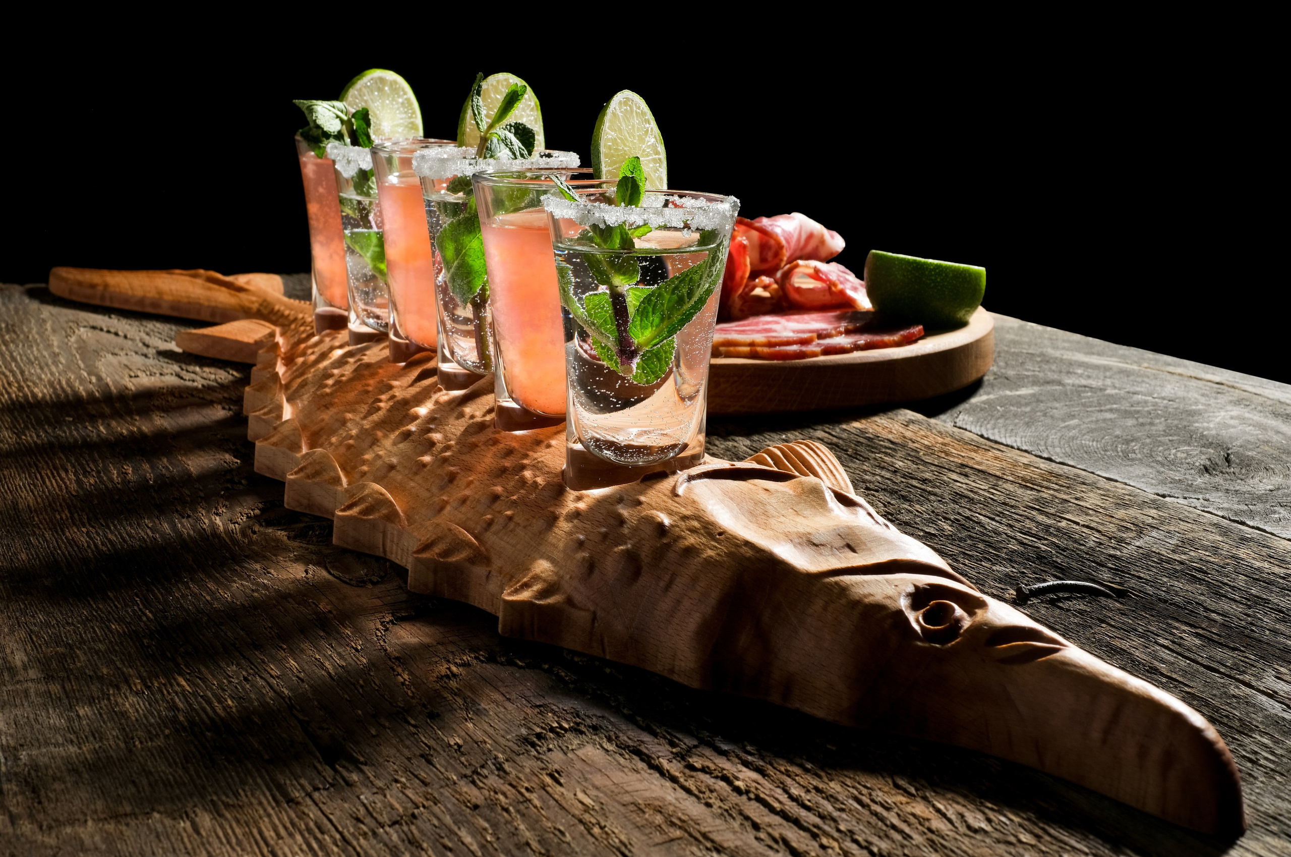 Фотография деревянных разделочных досок на белом фоне 