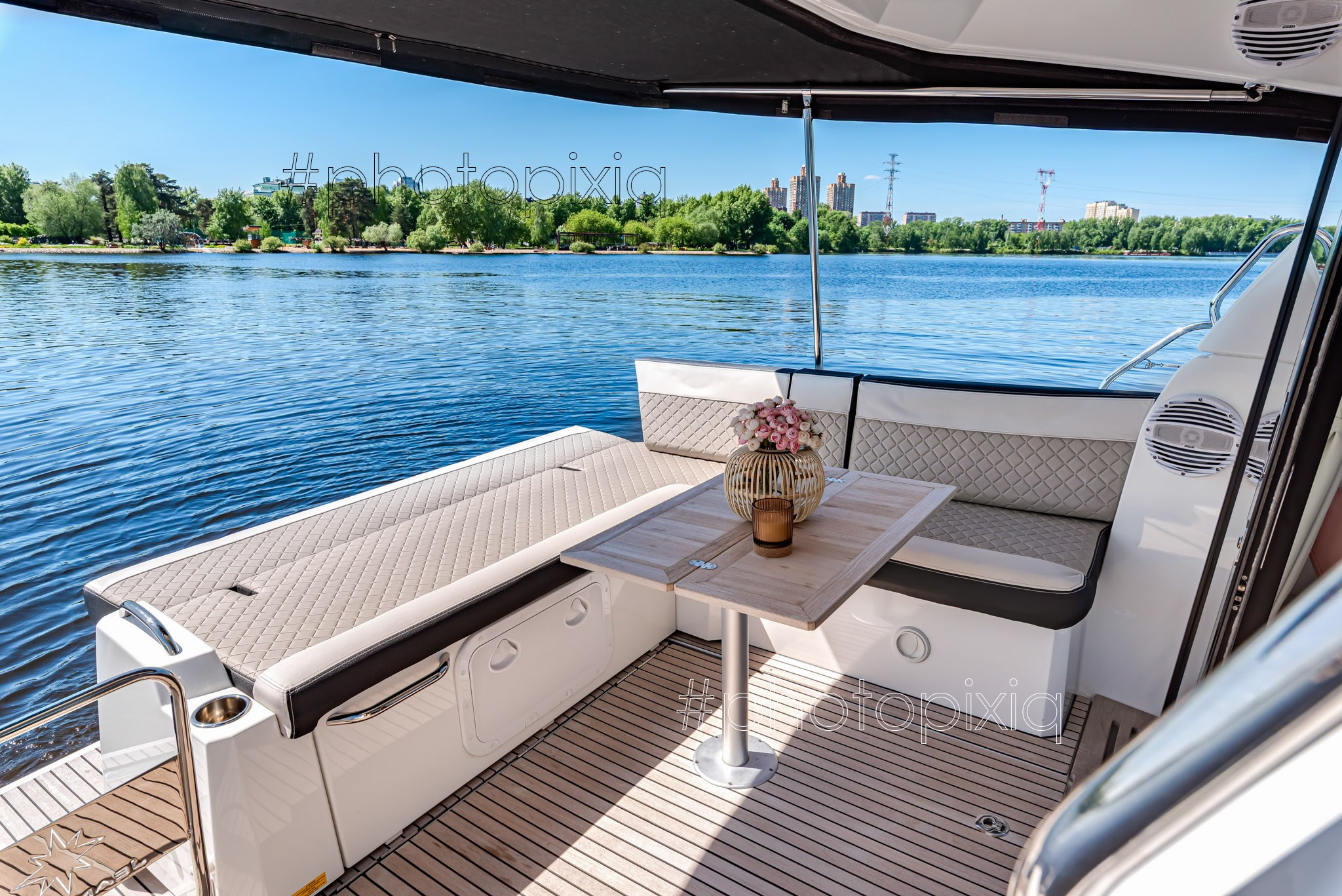 Фотосъёмка яхты Jeanneau NC 33 для брокера. Интерьерная съёмка и виртуальные туры — Интерьерный фотограф Кузнецов Сергей (photopixiq)