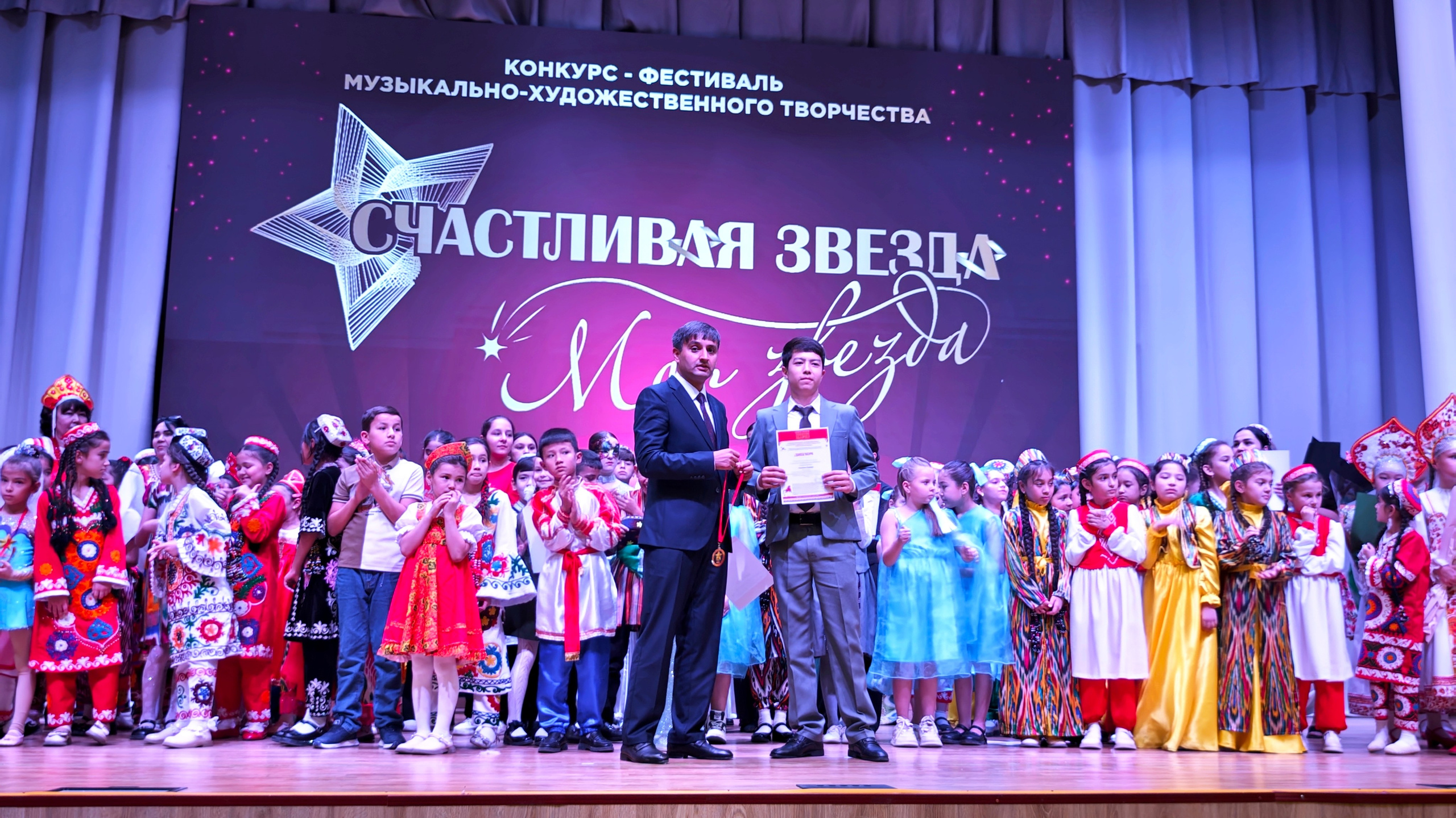 1 ноября 2025 г, г. Бохтар, Таджикистан. Золотое яблочко