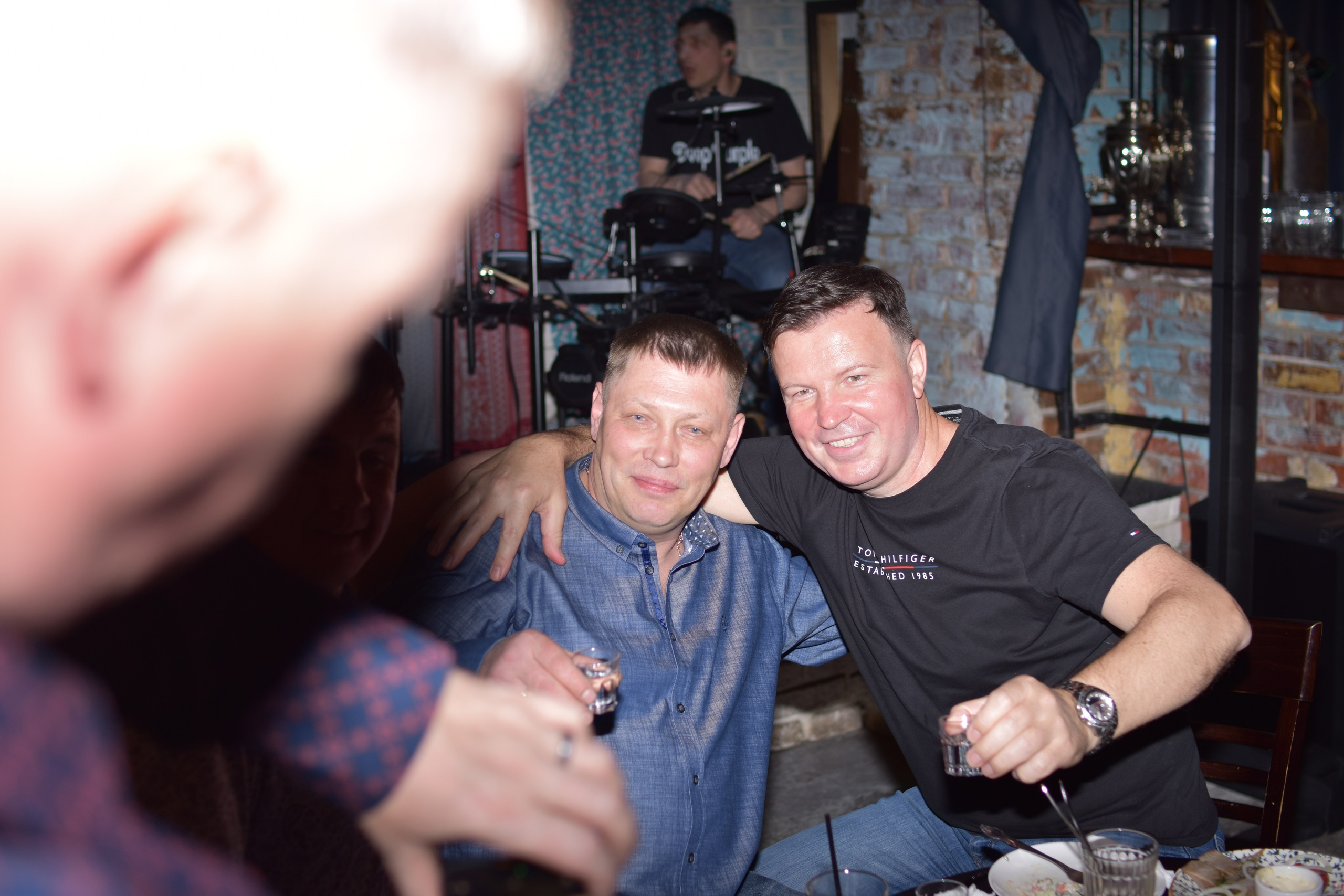 Hard Rock Cafe — Торжественный праздник дня рождения. Фотограф Владивосток (художественный портрет, празднование, торжество, мероприятие, фотопрогулка)