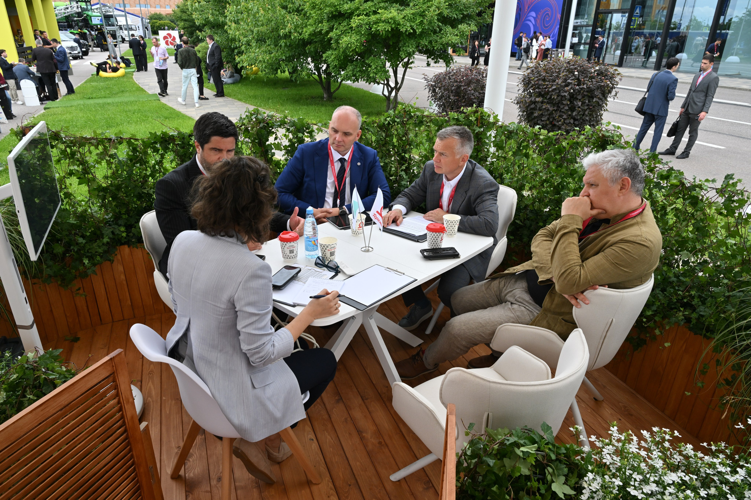 ПМЭФ 2025: летняя терраса «Теремка». Serg PG Photography — репортажная фотосъемка в Петербурге