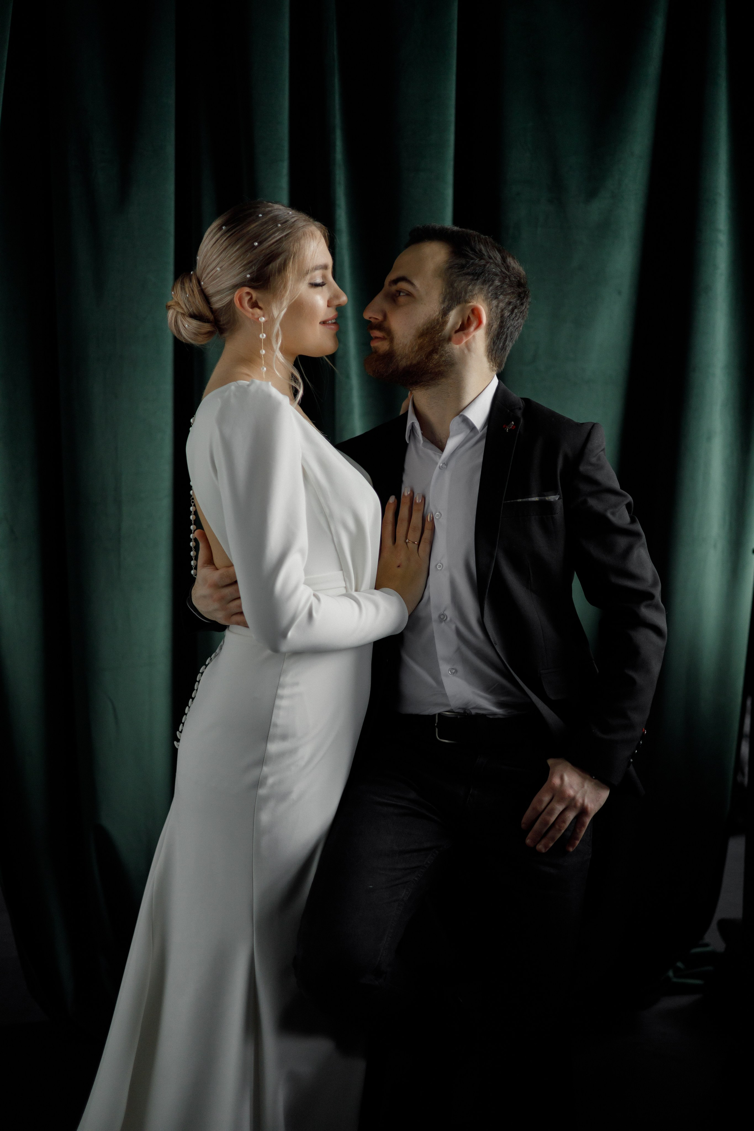 Вероника и Никита (съёмка в студии, тёмная тональность). Свадебный фотограф Беларусь Ольга Козыренко