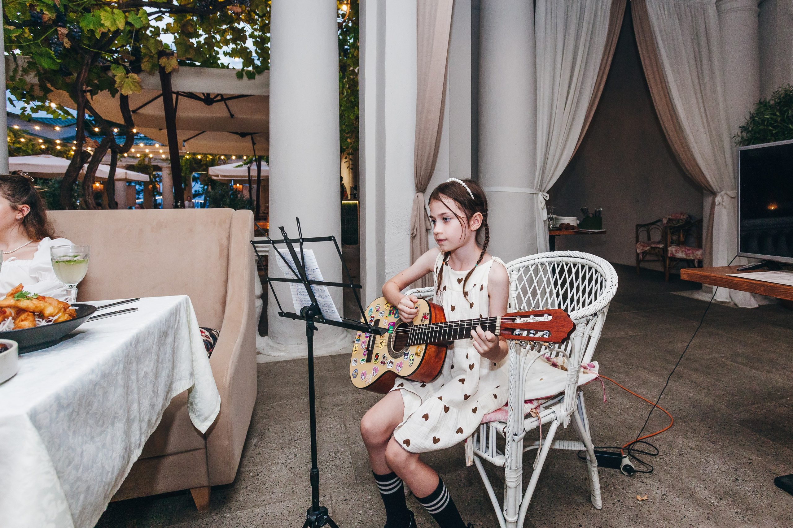 День рождение в уютном ресторане. Фотограф Денис Денисов