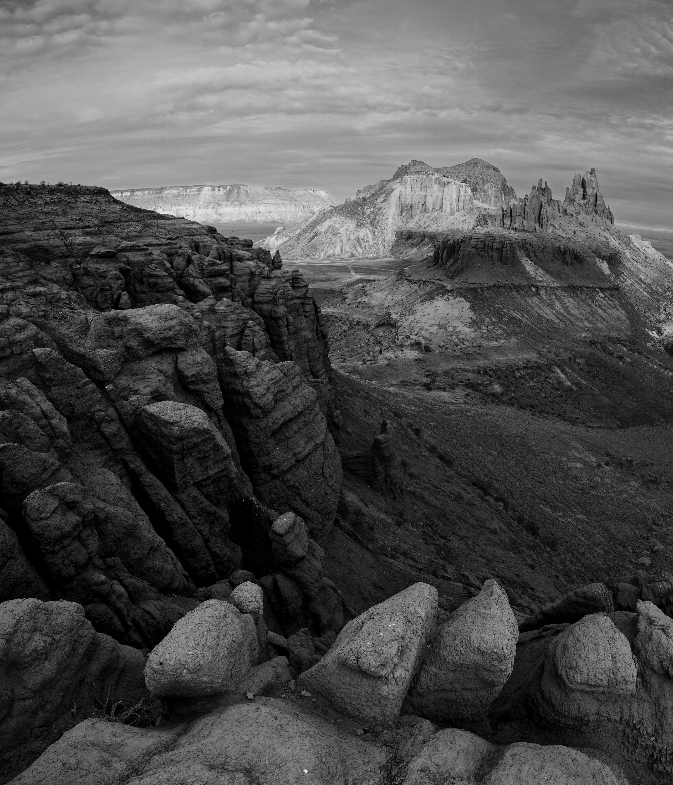 Горные хребты в Долине Замков Айракты утром. Зубья скал на переднем плане, колонны на заднем 