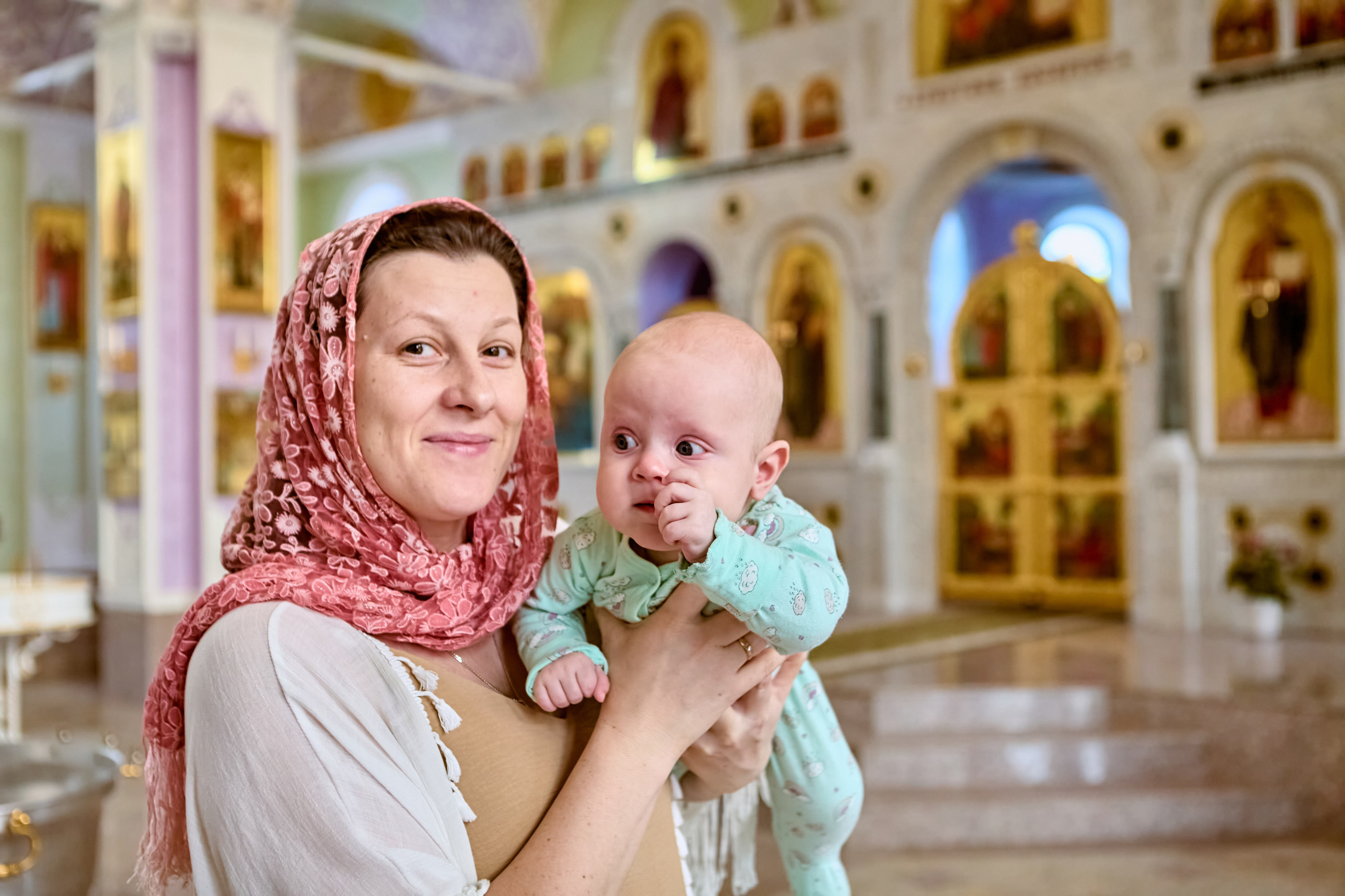 С мамой на руках на крещении в храме пророка Божия Илии г. Дзержинск Православный и портретный фотограф Николай Голованов