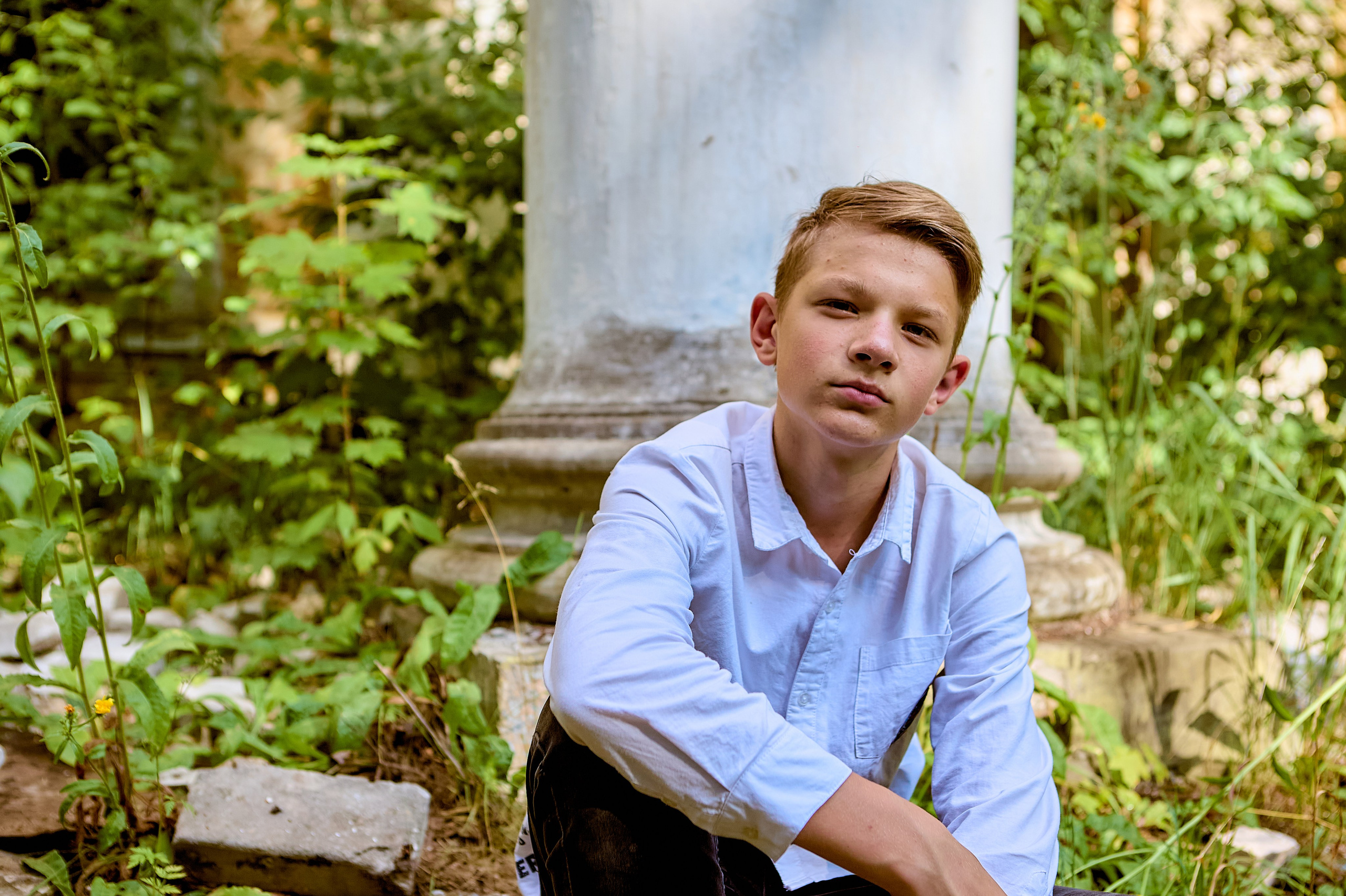 Деловой портрет у колонны заброшенного здания